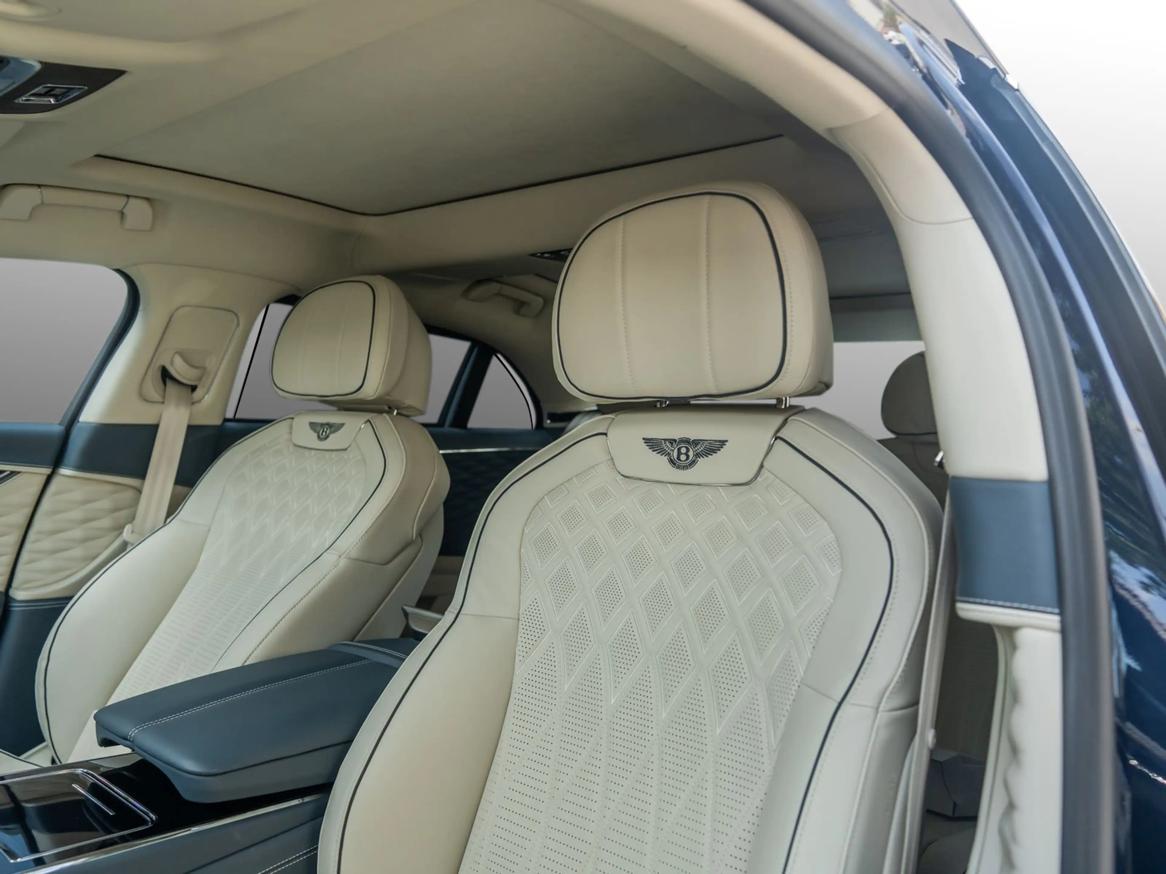 Bentley Flying Spur Azure V8 — photo 9