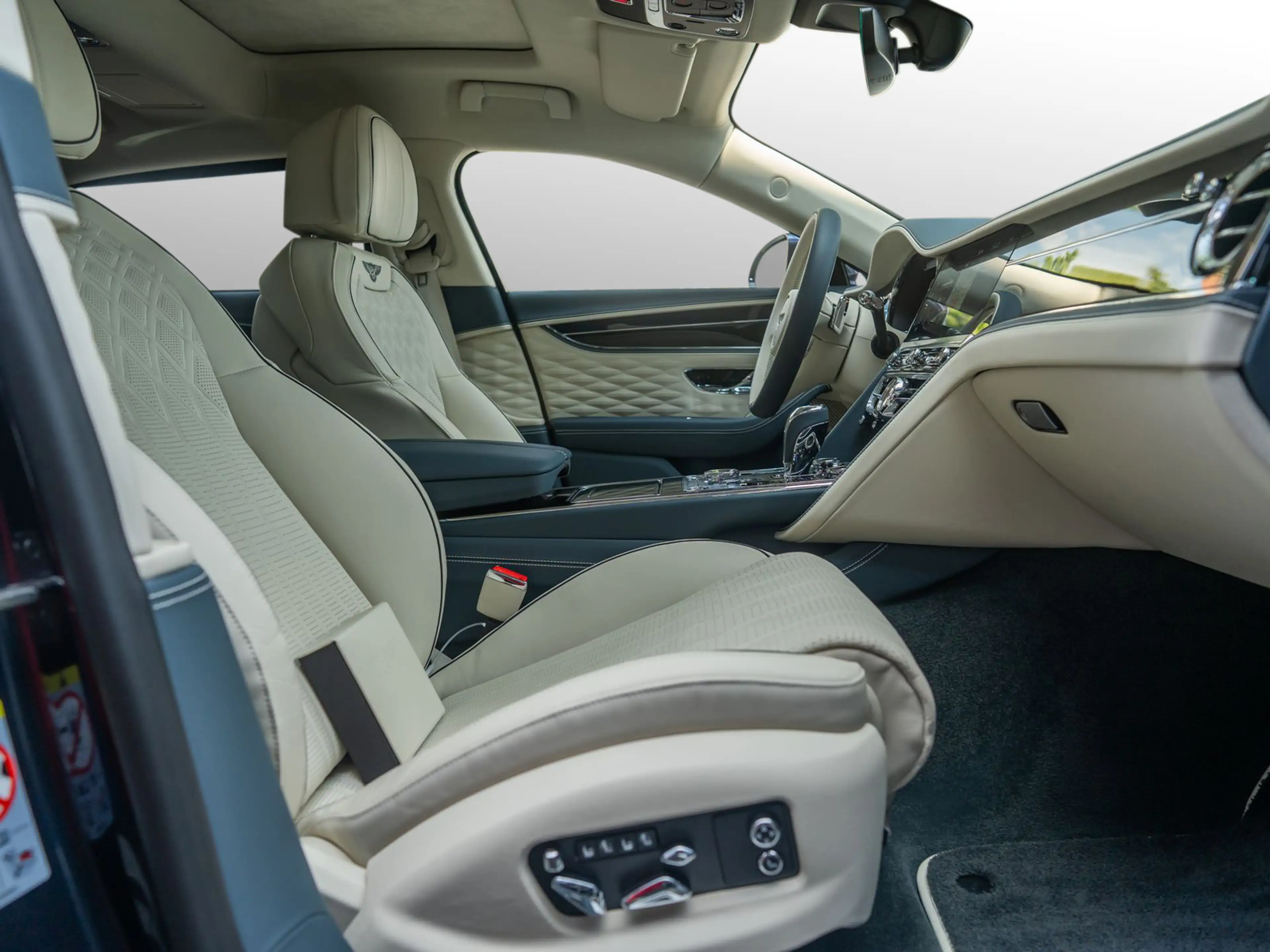 Bentley Flying Spur Azure V8 — photo 10
