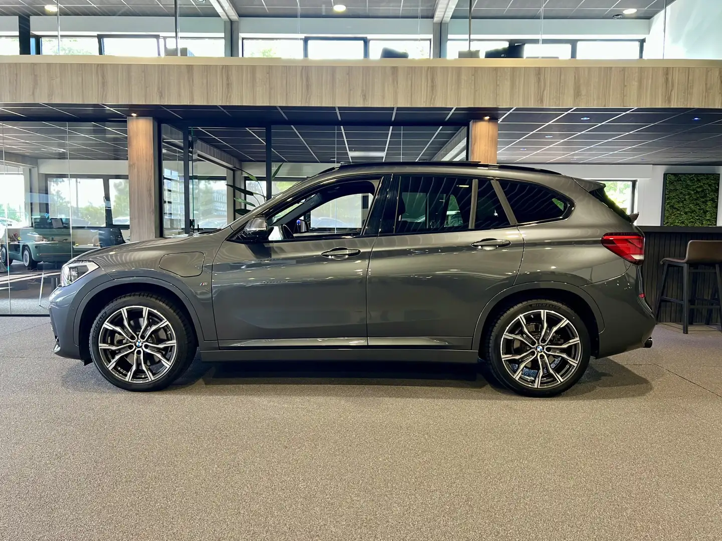BMW X1 xDrive25e High Executive M-Sport Panorama | Trekha Grijs - 2