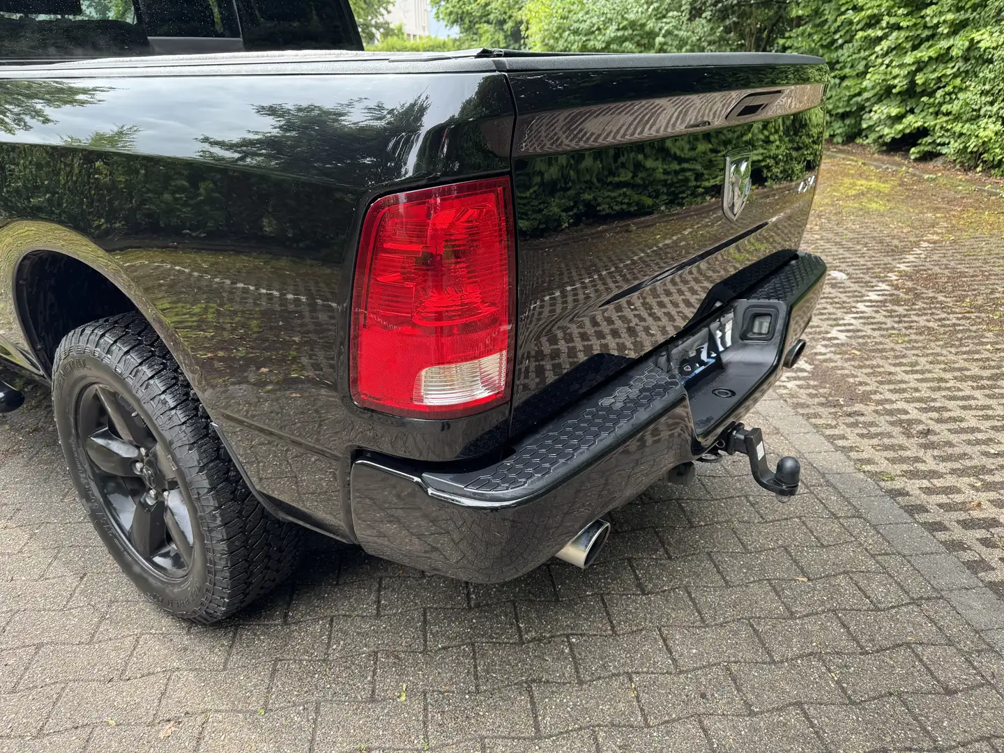 RAM 1500 4x4 / V8 /5,7l Hemi / LPG Prins / AHK / 6-Sitzer Czarny - 2