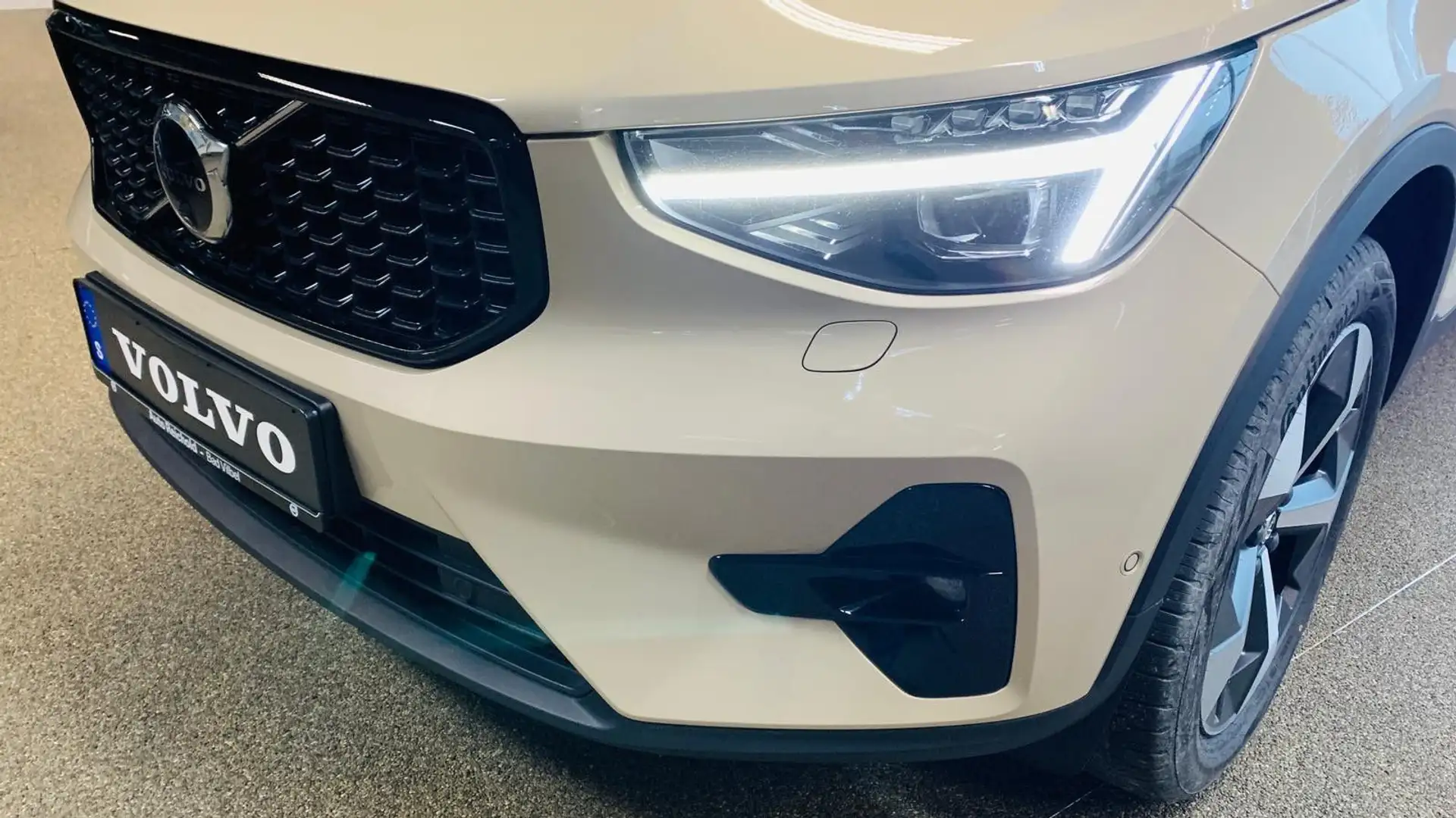 Volvo XC40 B4 Pl. Dark Leder Pano 360° Pilot H&K BLIS Beige - 2