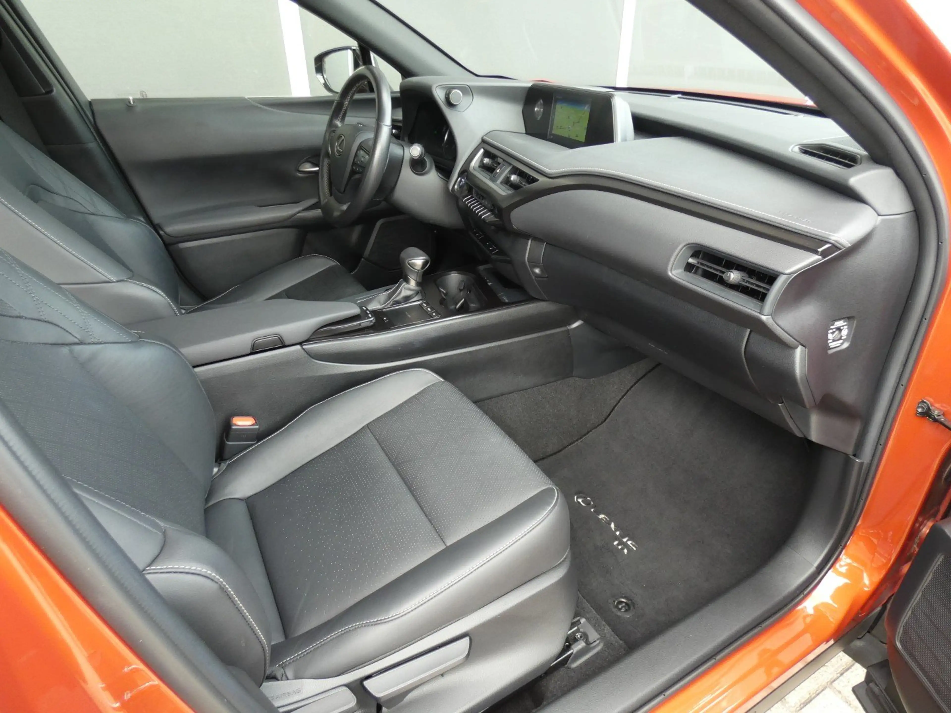 Lexus UX 250h HYBRID *Trekhaak* +LEDER +Zetelverwarming — photo 6
