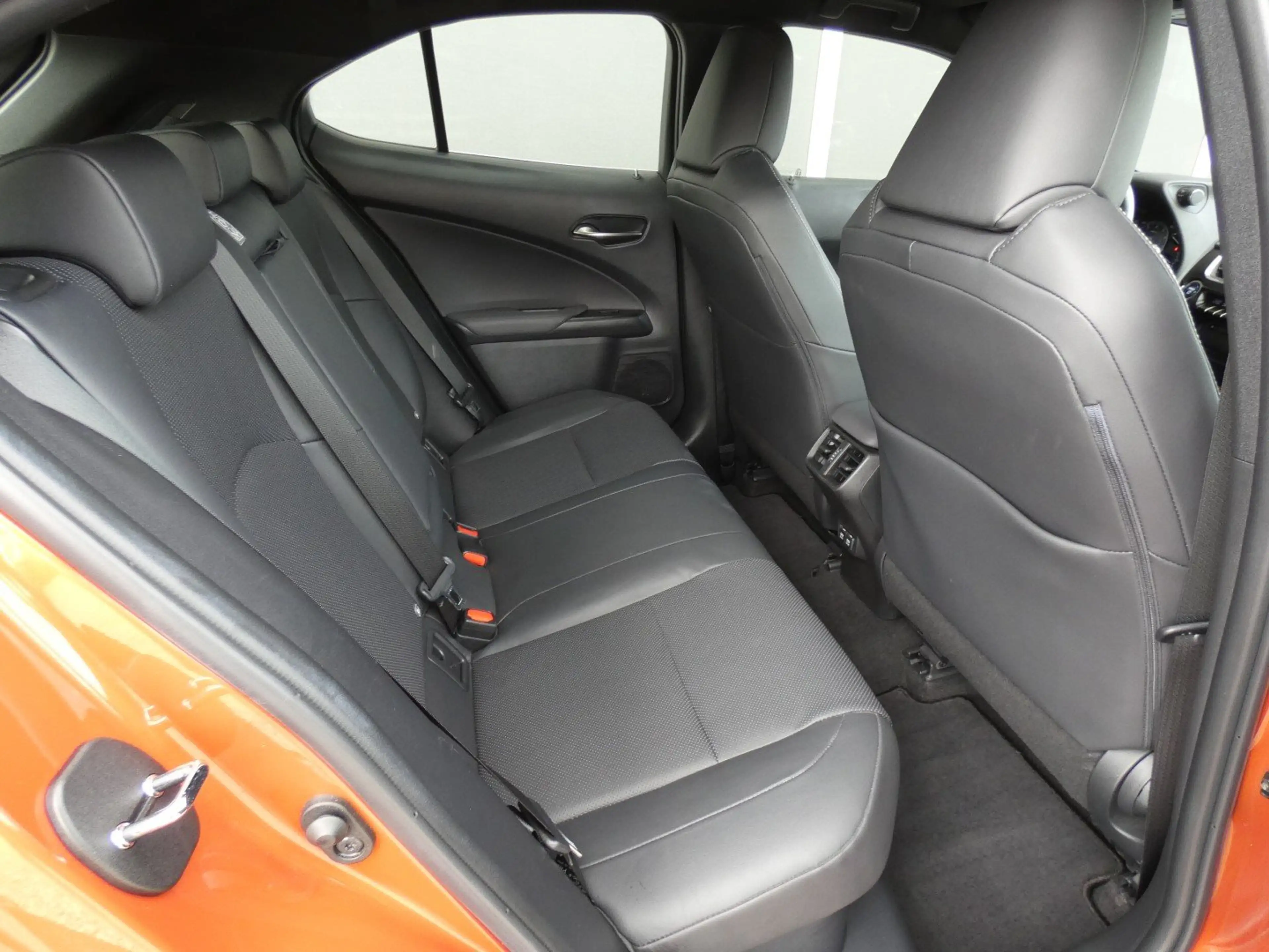 Lexus UX 250h HYBRID *Trekhaak* +LEDER +Zetelverwarming — photo 8