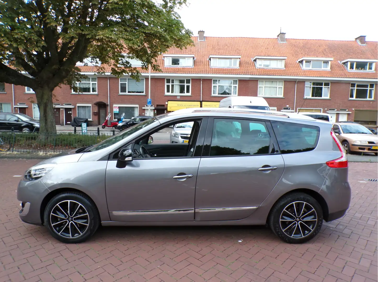 Renault Grand Scenic 1.2 TCe Bose 7p. 7 PERSOONS VAN A TOT Z ONDERHOUDE Gris - 2