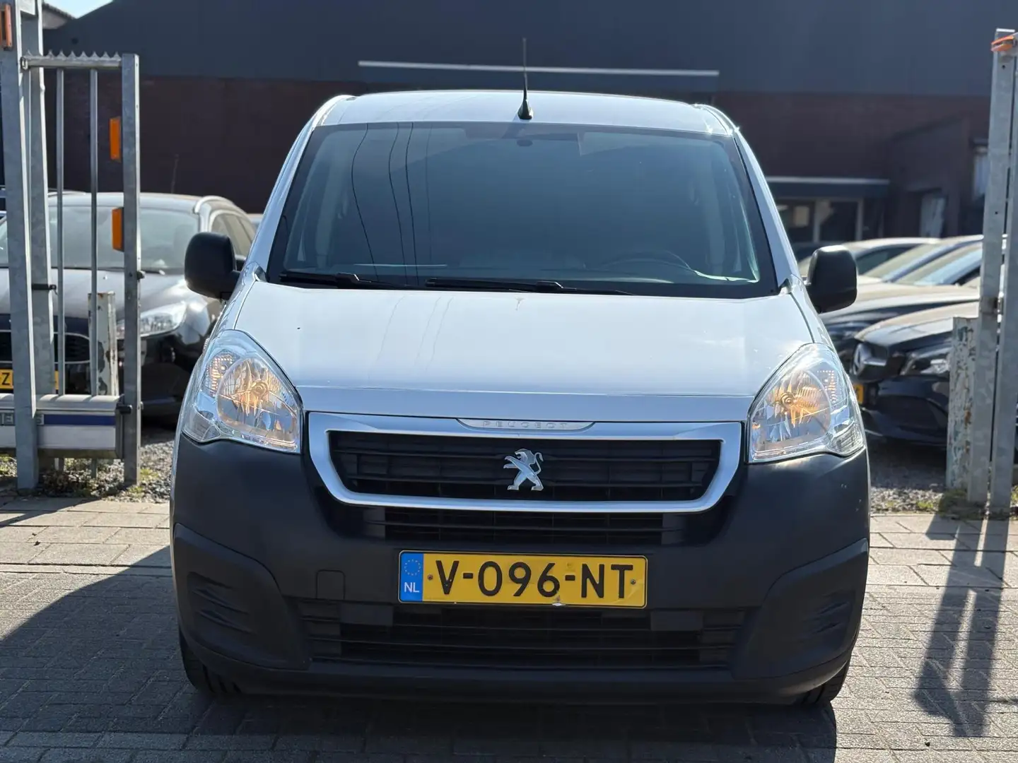 Peugeot Partner 120 1.6 BlueHDi 75 L1 Premium | Airco | Navigatie Wit - 2