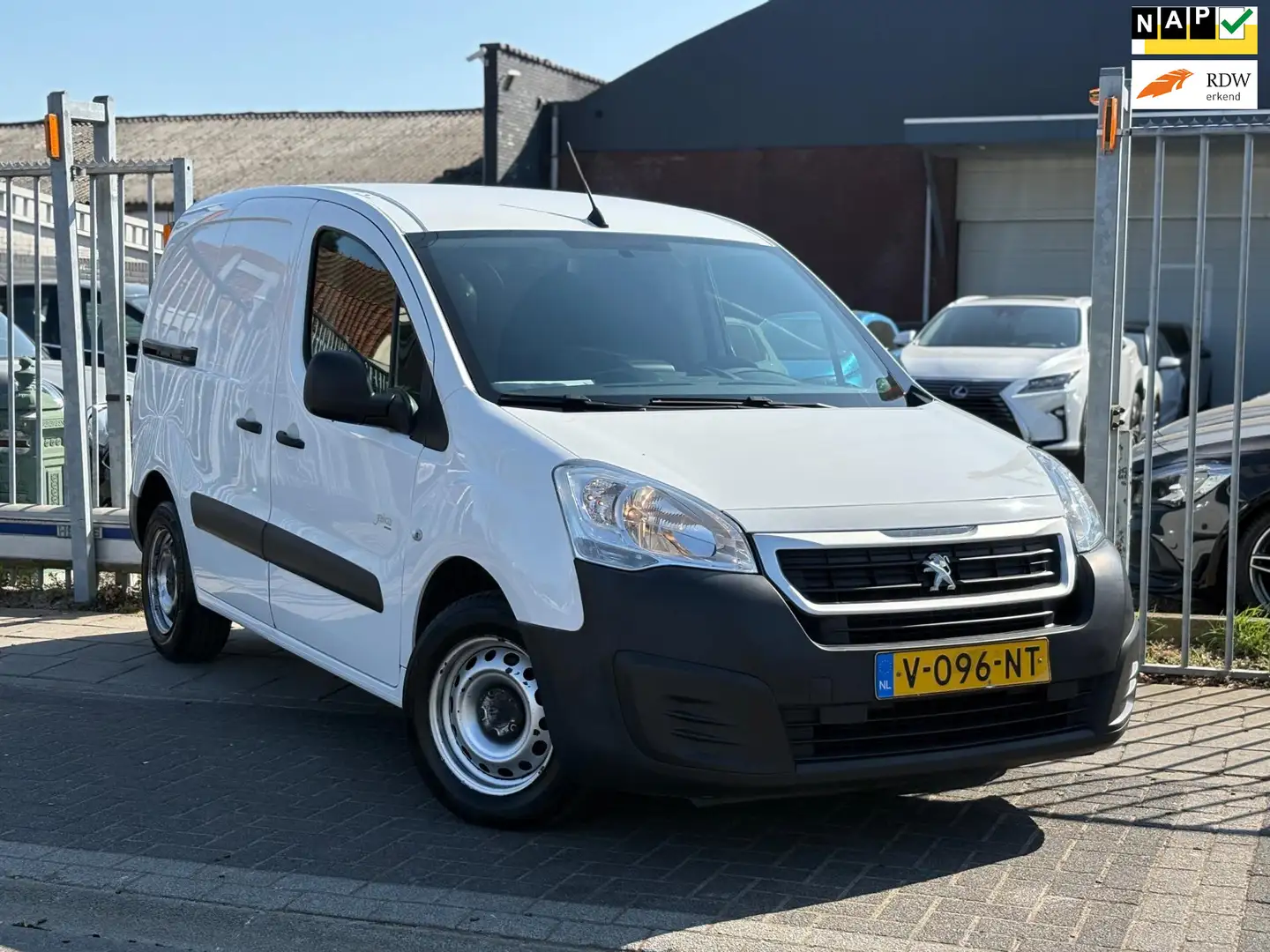 Peugeot Partner 120 1.6 BlueHDi 75 L1 Premium | Airco | Navigatie Wit - 1