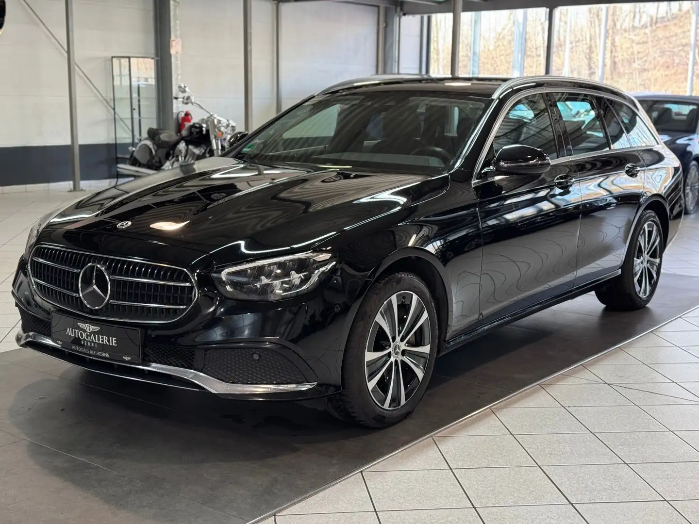 Mercedes-Benz E 300 de 4Matic*AVANTGARDE*DISTR*LED*KAMERA*AHK* Schwarz - 1