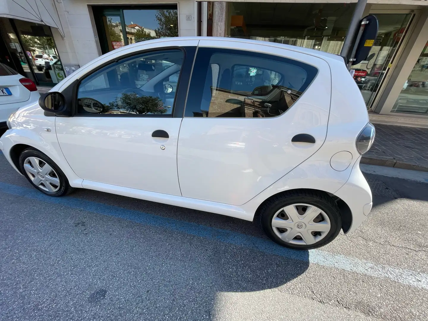 Toyota Aygo 5p 1.0 Sol Connect Bianco - 1