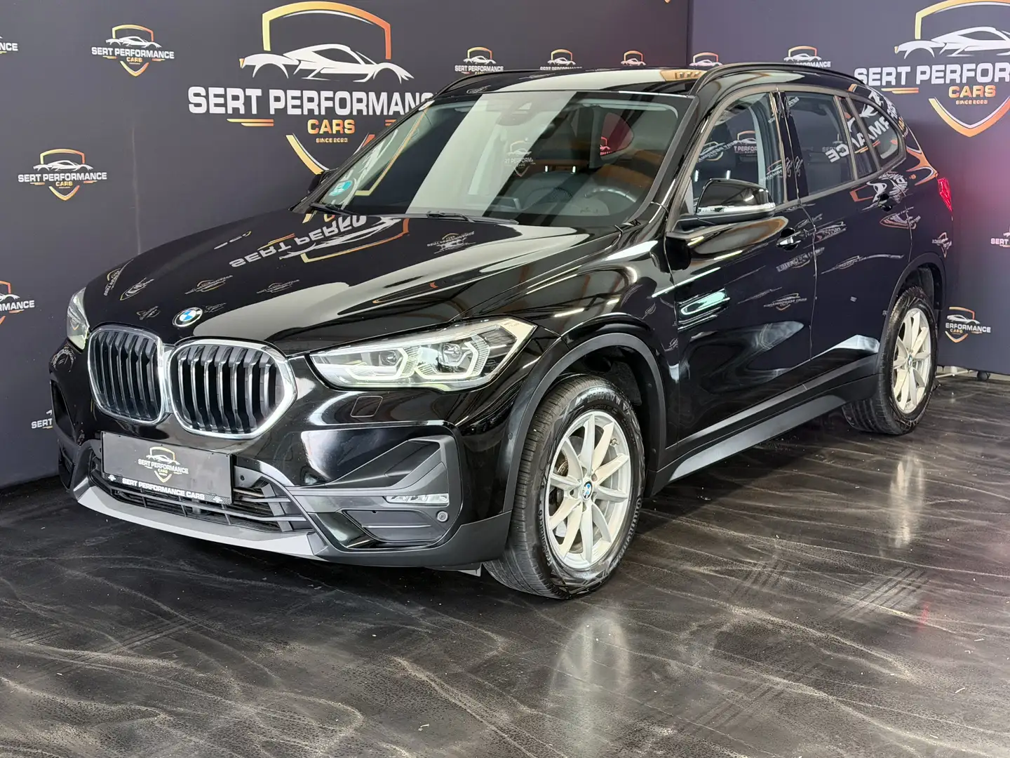 BMW X1 sDrive 18 d Advantage Schwarz - 1