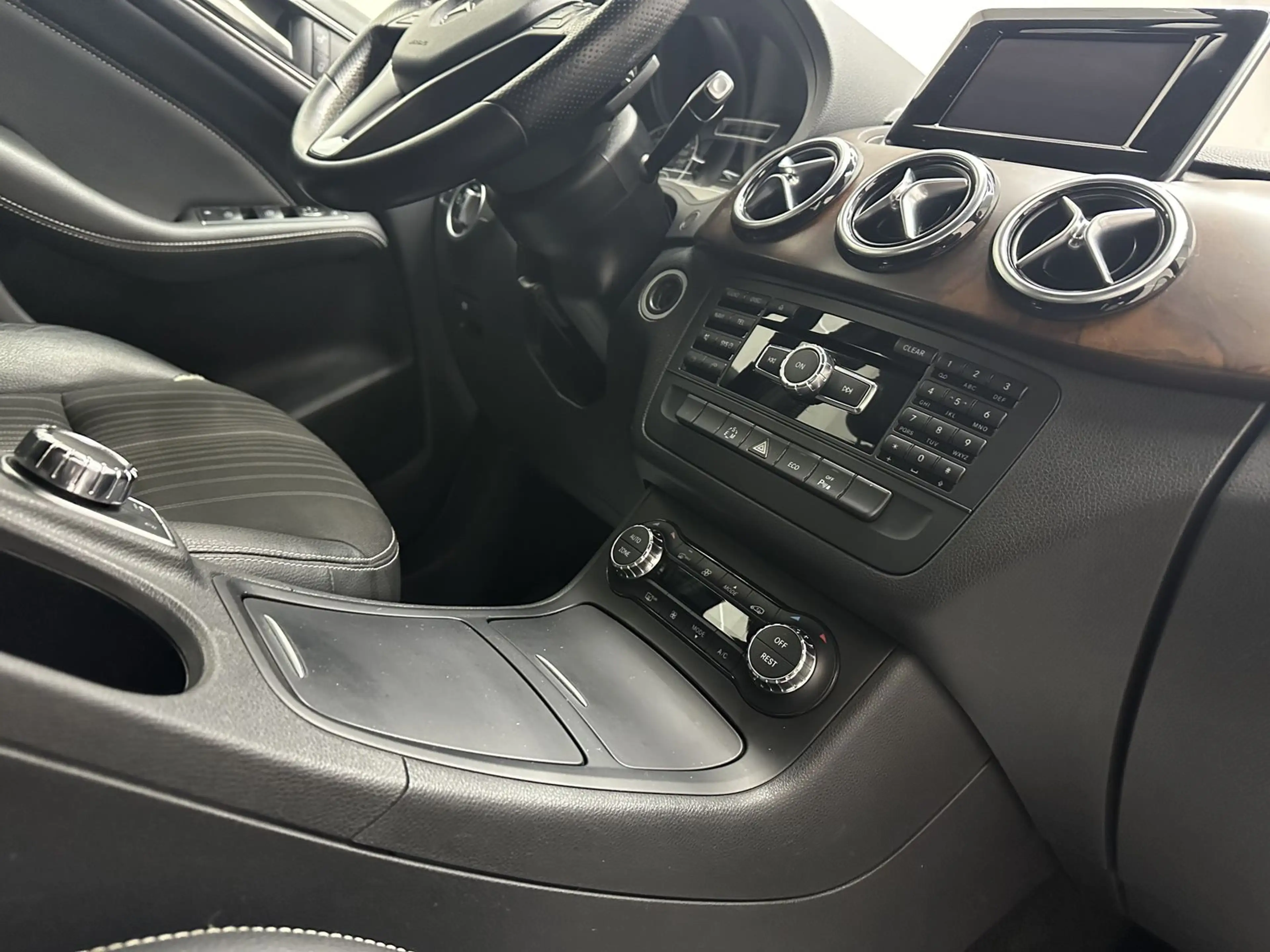 Mercedes-Benz B 250 "1 HAND-KLIMA-MULTI-PDC-ALU-TÜV NEU" — photo 10