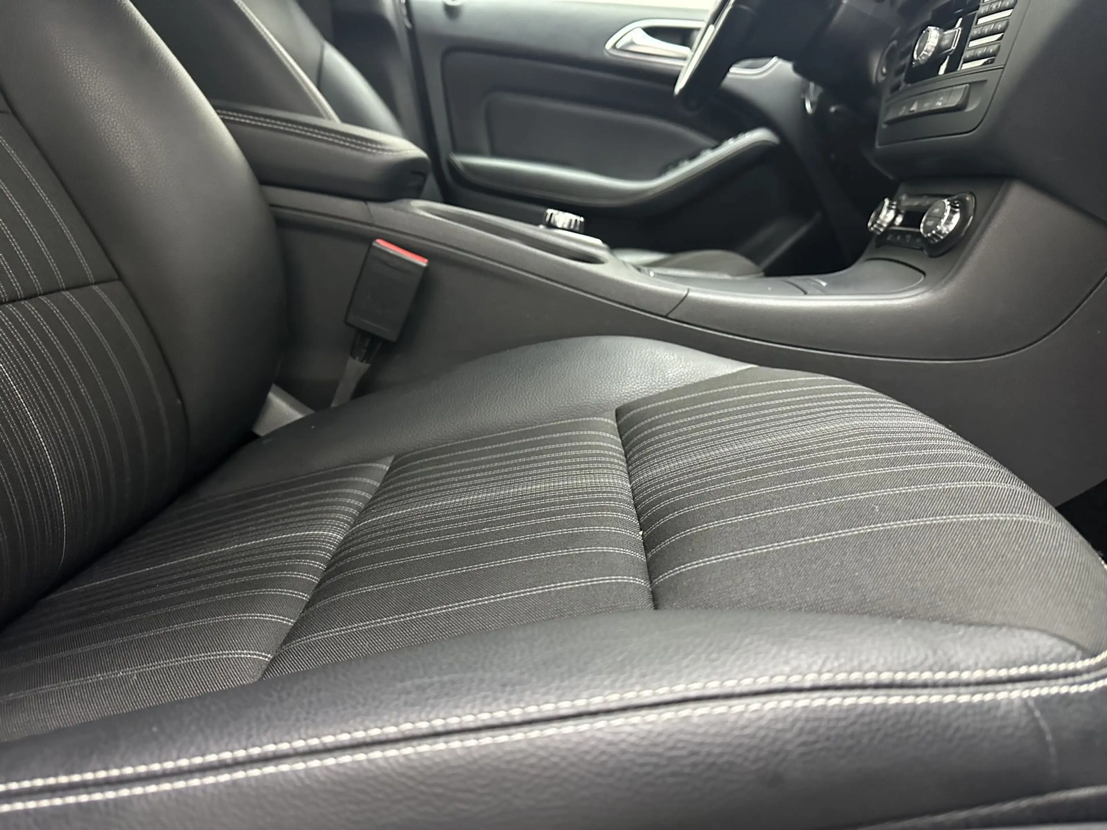Mercedes-Benz B 250 "1 HAND-KLIMA-MULTI-PDC-ALU-TÜV NEU" — photo 9