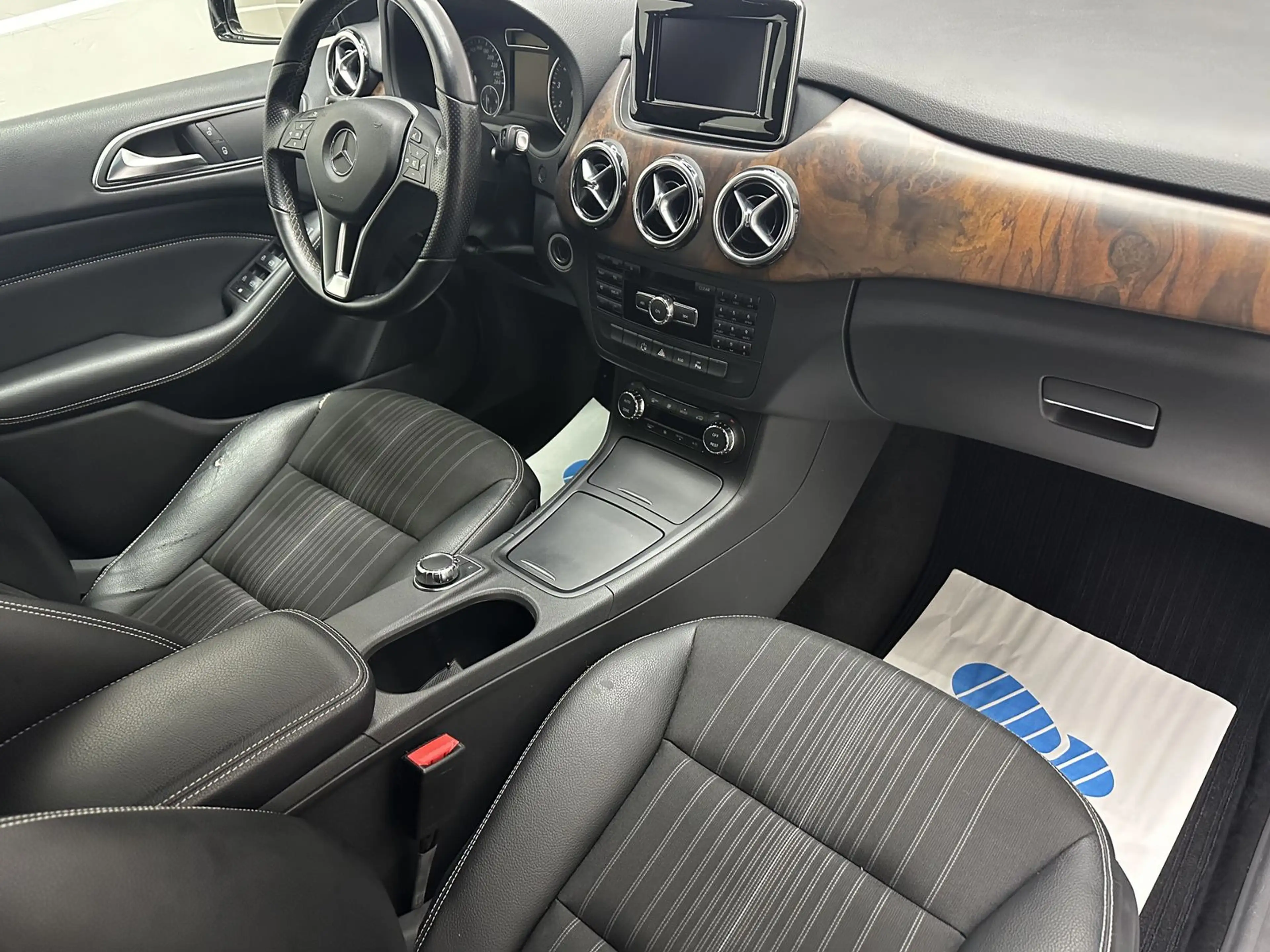 Mercedes-Benz B 250 "1 HAND-KLIMA-MULTI-PDC-ALU-TÜV NEU" — photo 11