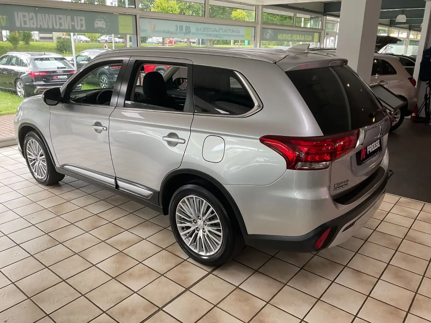 Mitsubishi Outlander Diamant Edition 2WD Silber - 2