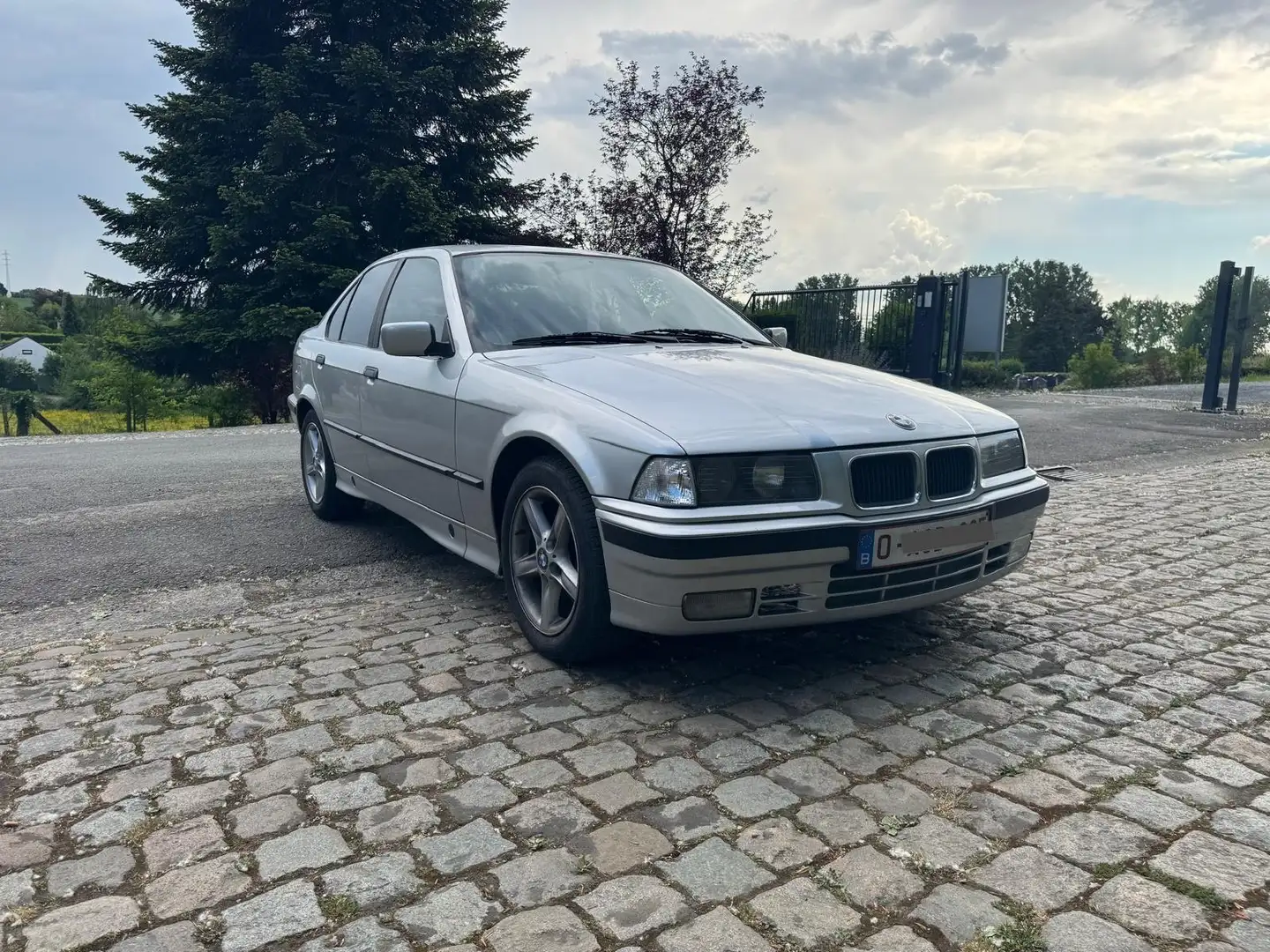 BMW 318 BMW 318i ANCÊTRE DE 1991 AVEC 225000 KILOMÈTRES Argent - 1