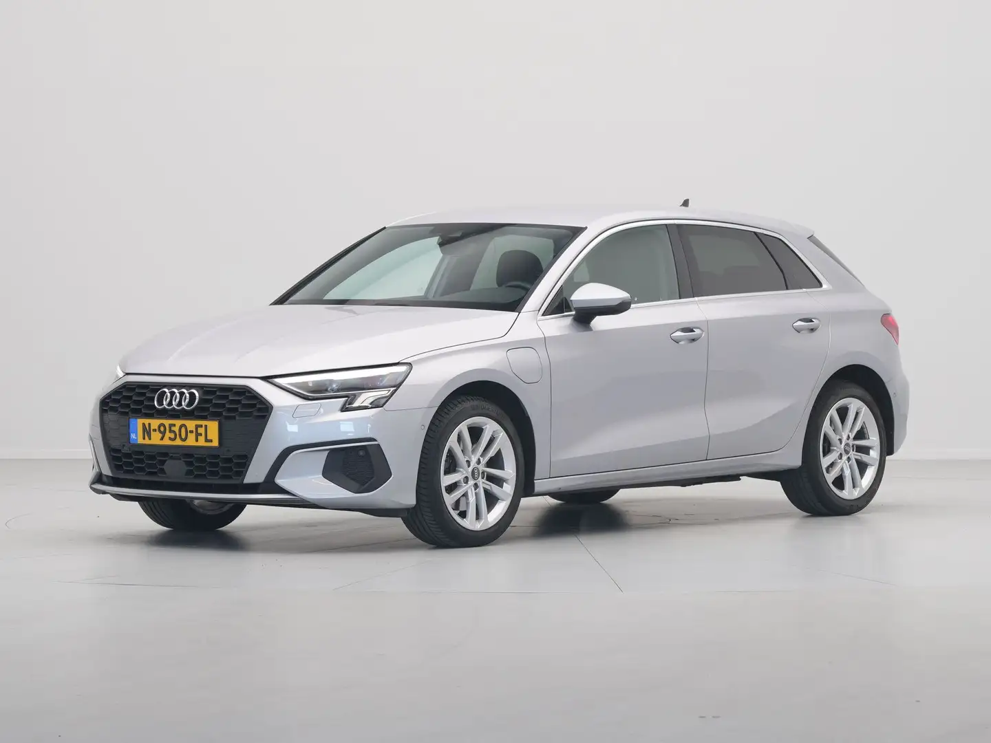 Audi A3 Sportback 40 TFSI e Edition Navigatie Stoelverwarm Grijs - 2
