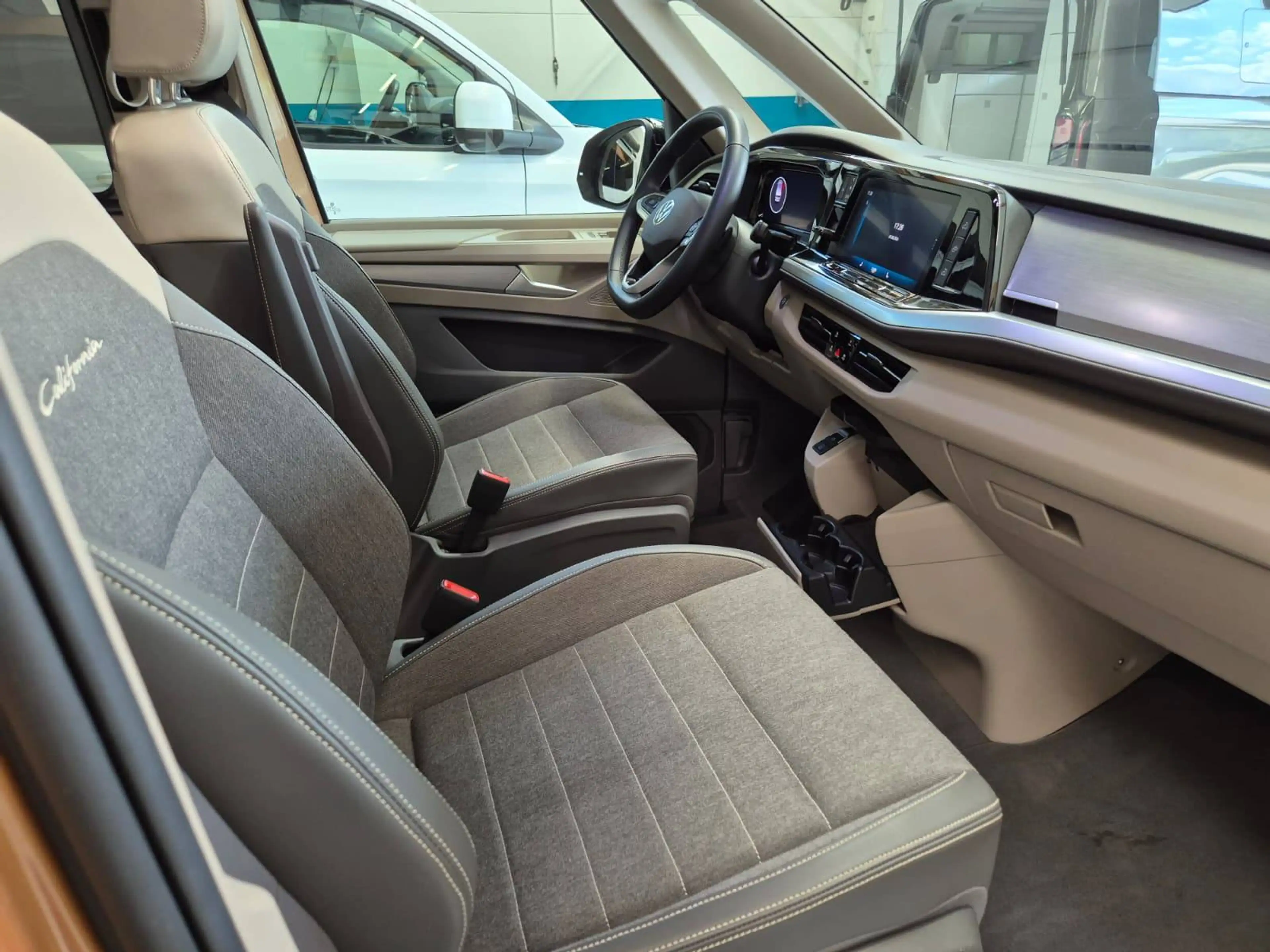 Volkswagen T7 California OCEAN TSI Benzine 204PK automaat — photo 9