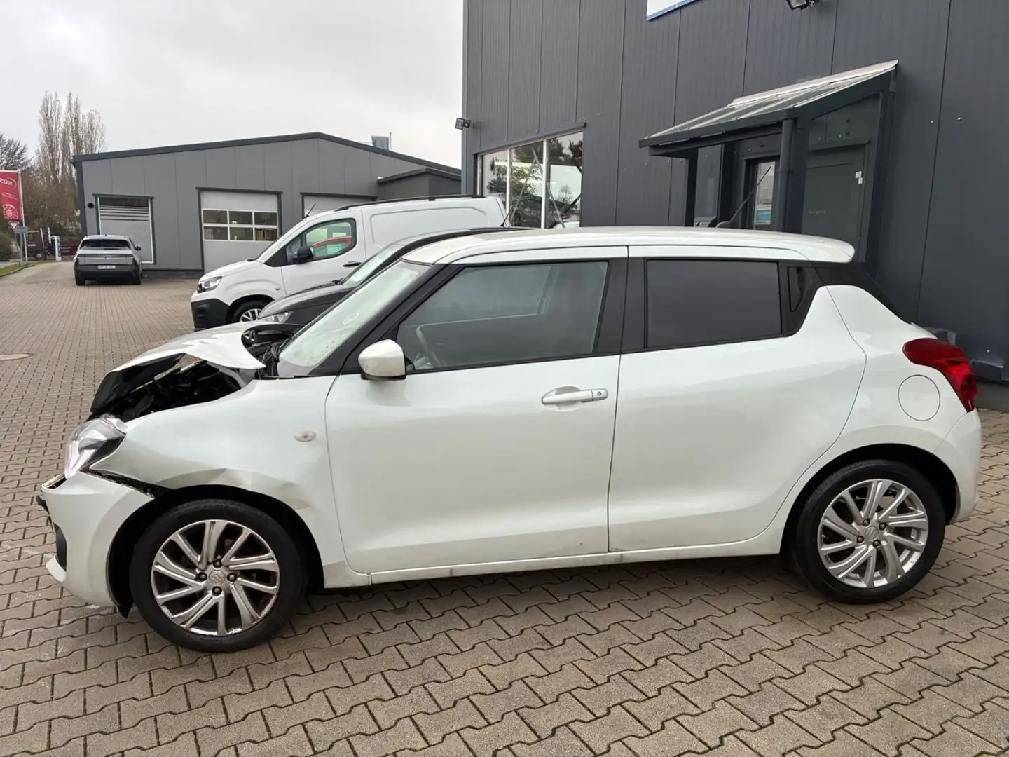 Suzuki Swift 1.2 DUALJET HYBRID Comfort *KAM/SHZ/NAVI* Weiß - 1