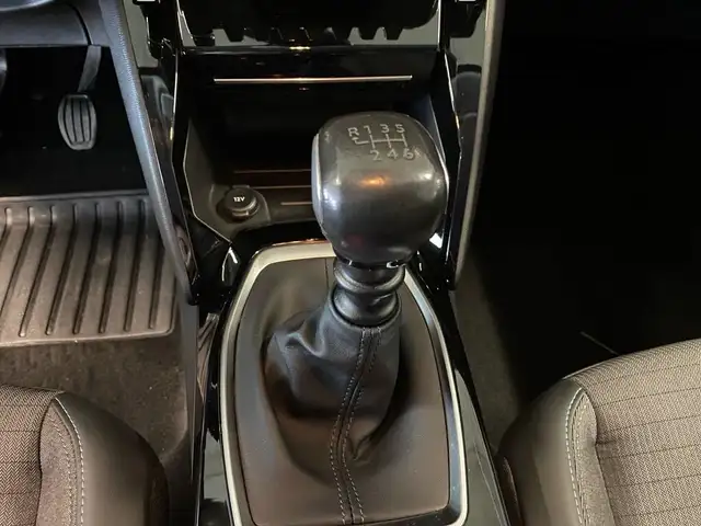 Peugeot 208 view 12