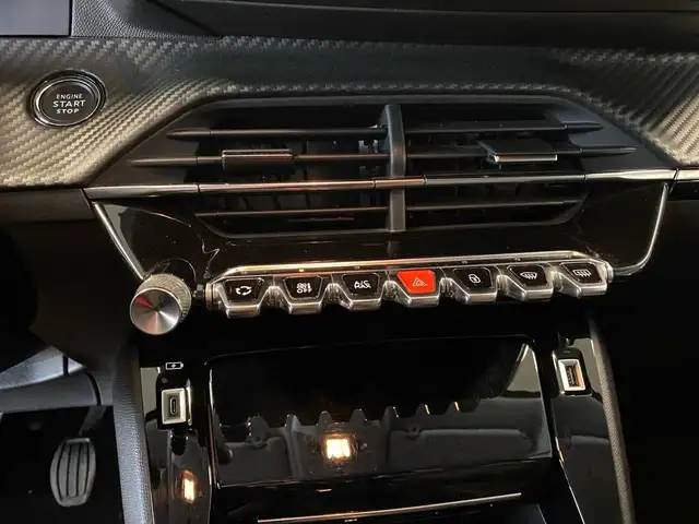 Peugeot 208 view 11