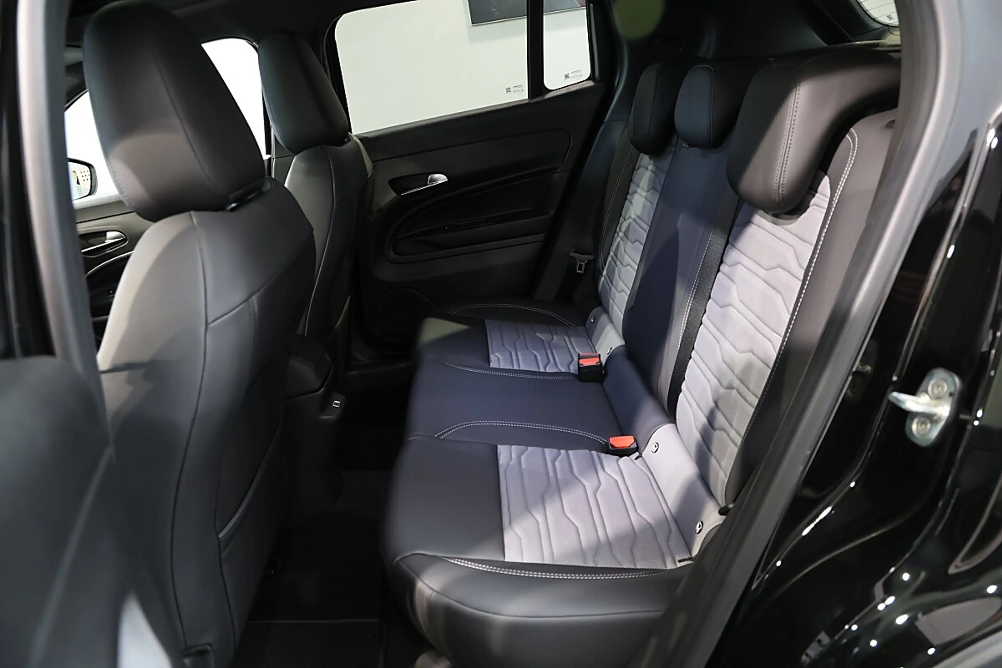 Jeep Avenger 1,2 eHybrid 4xe DCT6 Overland W-EDIZIONE — photo 9