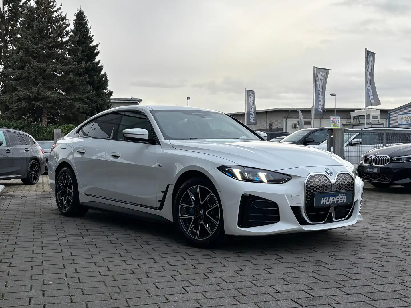 BMW i4 eDrive40 M Sportpaket+Parkassist+ACC Plus°AHK Weiß - 2