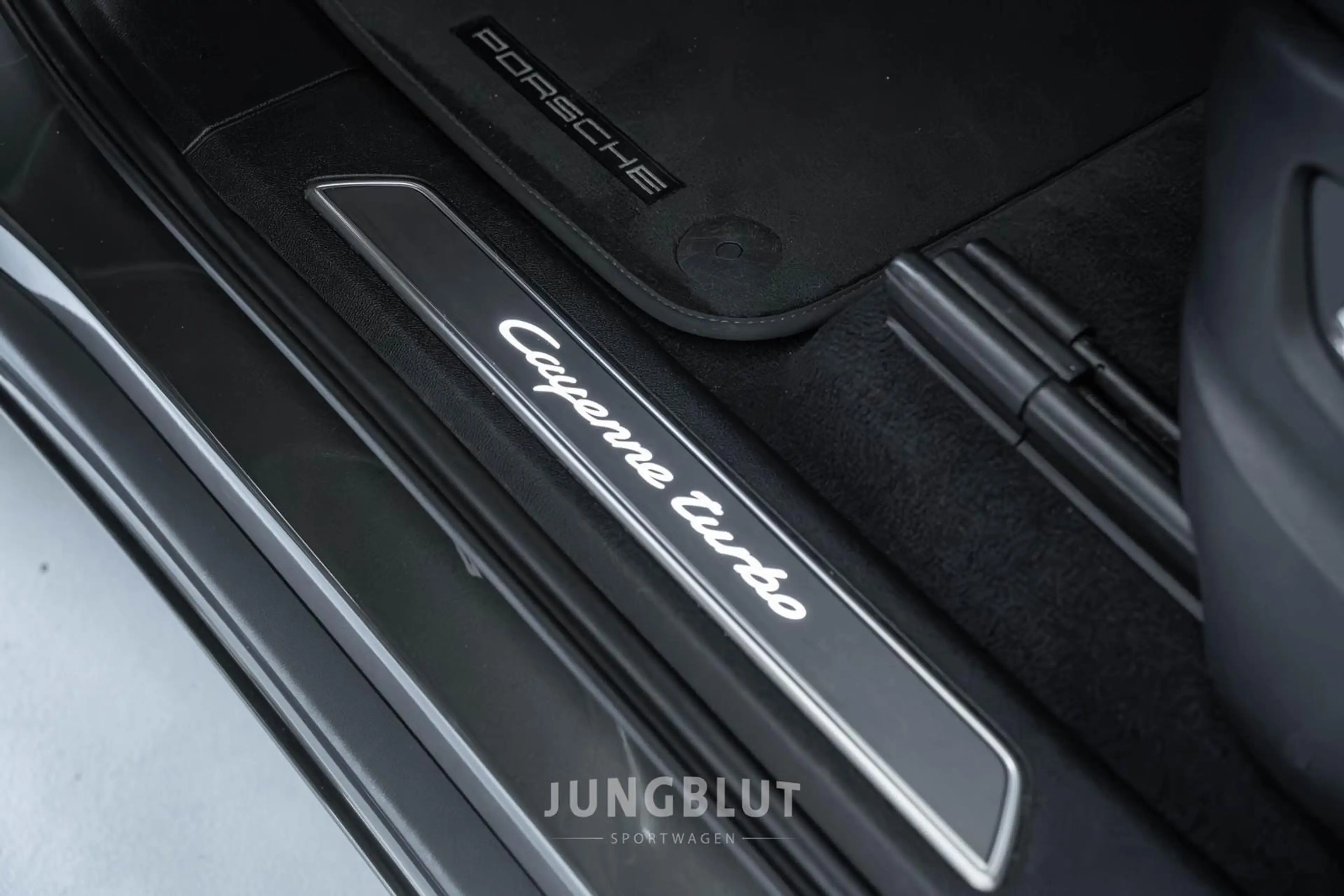 Porsche Cayenne Turbo PANO + APPROVED 04/28 + STANDHEIZUNG +AHK + — photo 14
