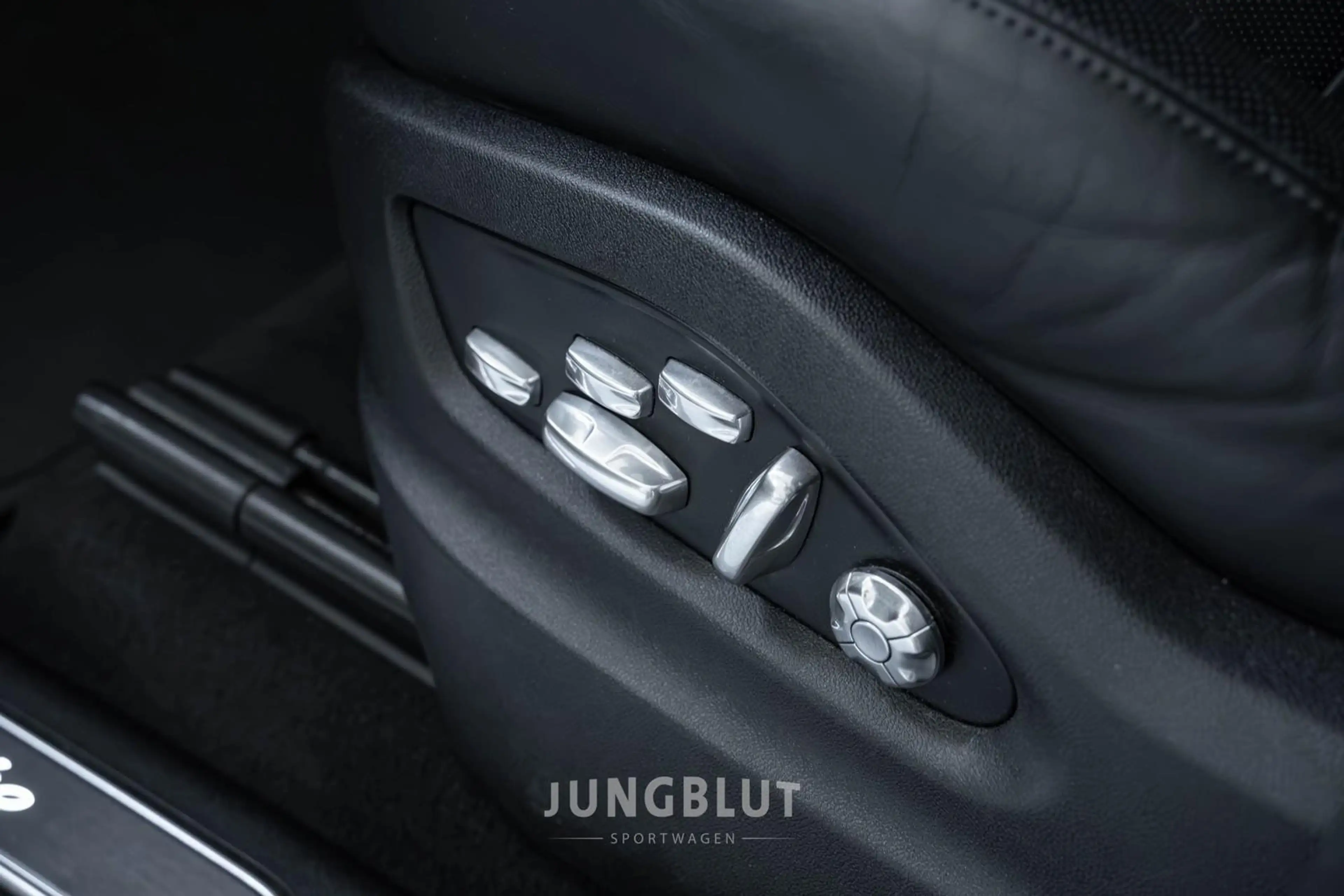 Porsche Cayenne Turbo PANO + APPROVED 04/28 + STANDHEIZUNG +AHK + — photo 8