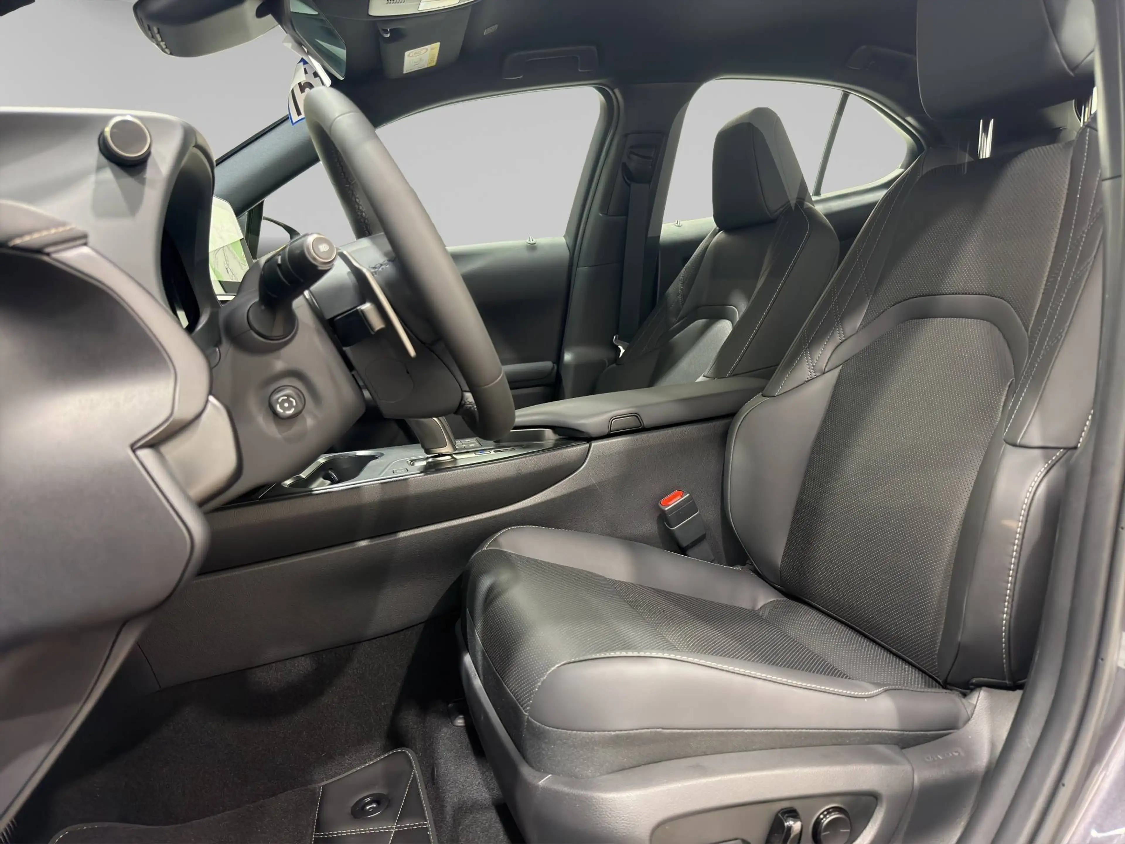 Lexus UX 300e LUXURY ***HEATED & VENTILATED SEATS*** — photo 10