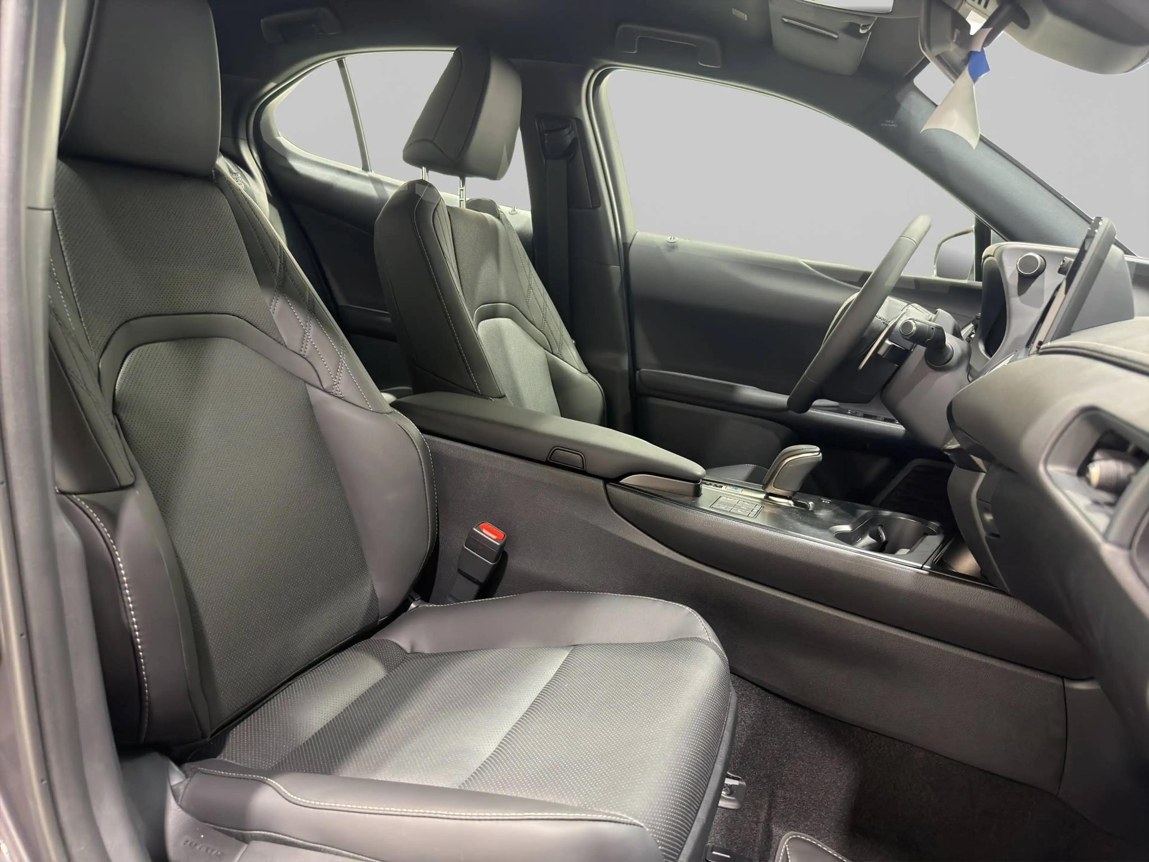Lexus UX 300e LUXURY ***HEATED & VENTILATED SEATS*** — photo 11