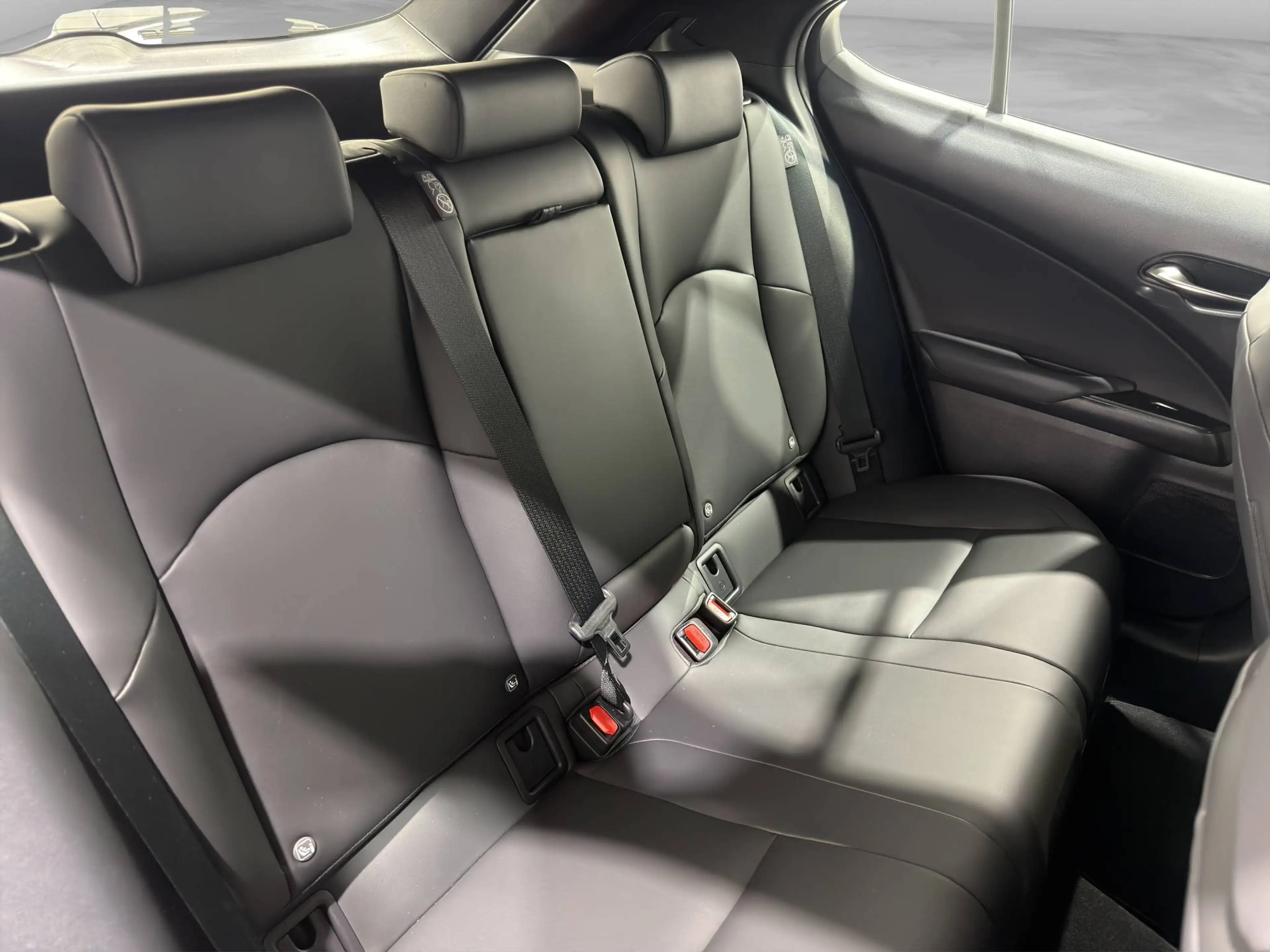 Lexus UX 300e LUXURY ***HEATED & VENTILATED SEATS*** — photo 12