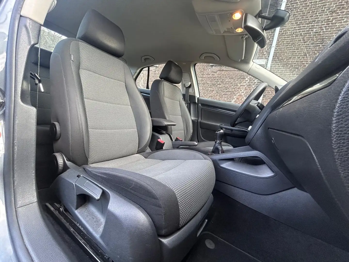 Volkswagen Jetta Jetta 1.6 TDi Comfortline NAVIGATION CLIM AUTO Grijs - 2