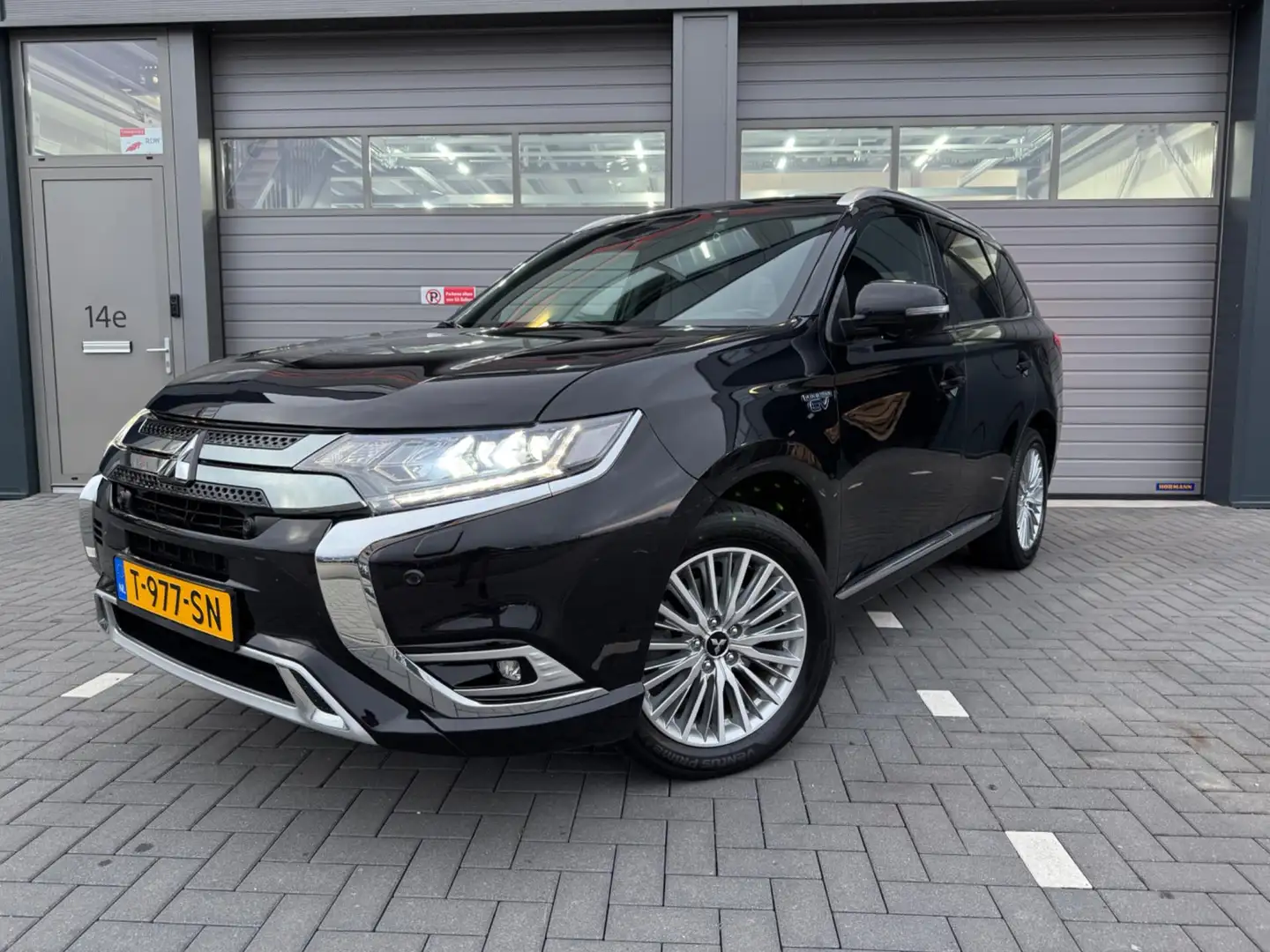 Mitsubishi Outlander 2.4 PHEV S-Edition Black BOMVOL Zwart - 2