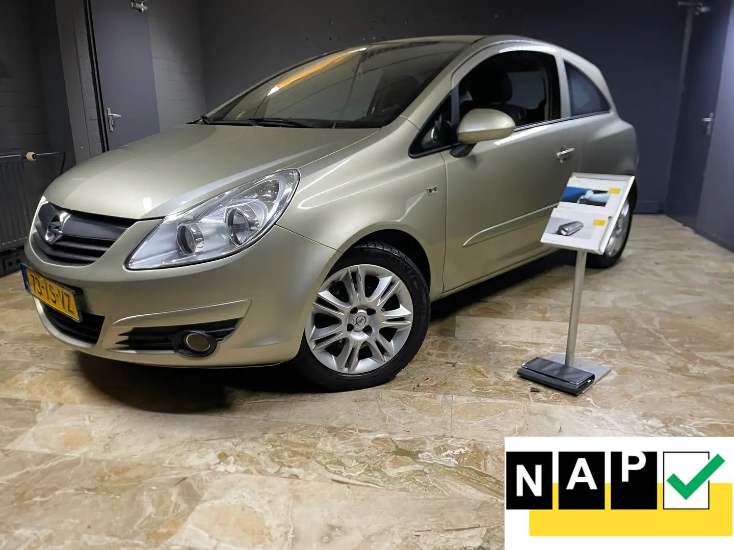 Opel Corsa 1.2-16V Enjoy Beige - 1