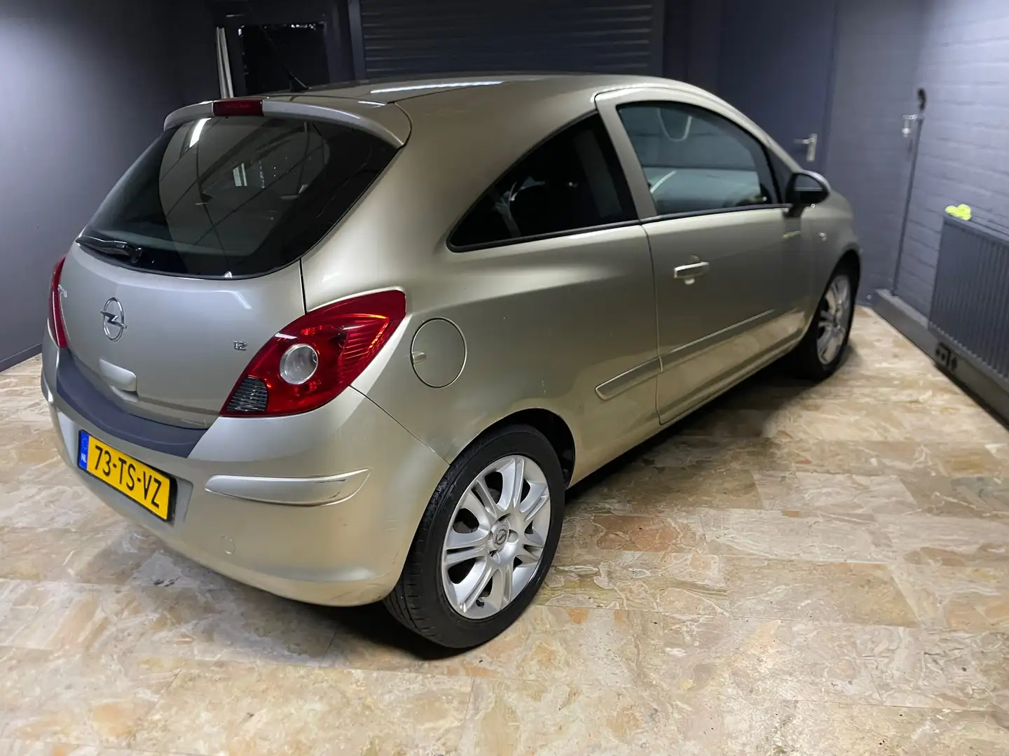 Opel Corsa 1.2-16V Enjoy Beige - 2