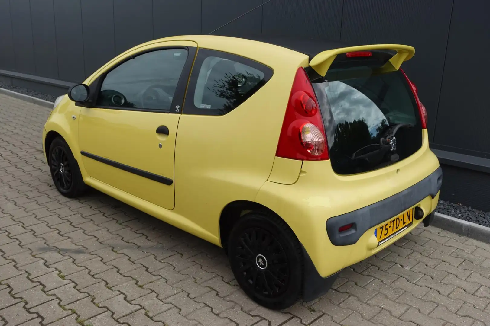 Peugeot 107 1.0-12V XR Geel - 2
