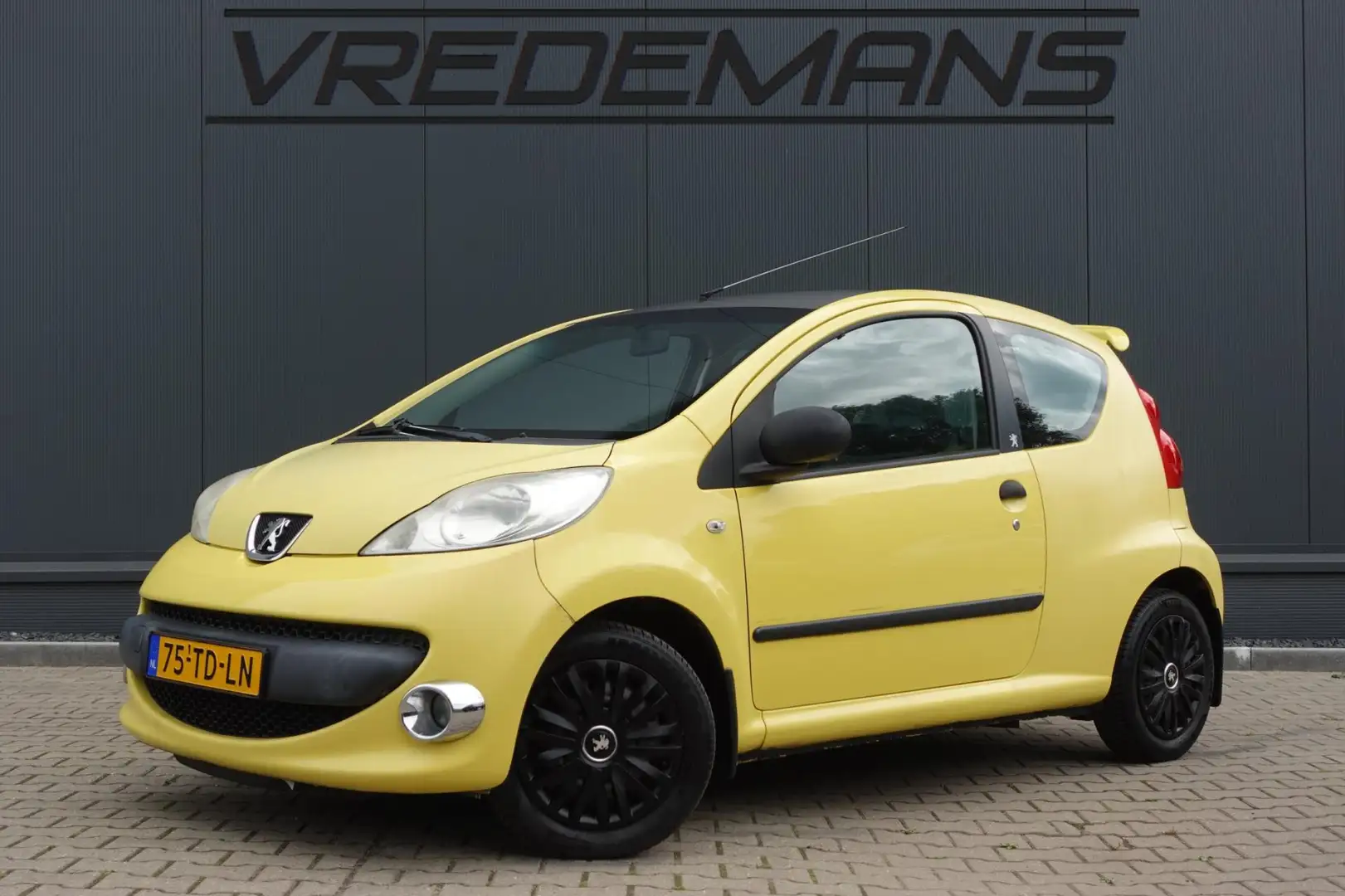 Peugeot 107 1.0-12V XR Geel - 1