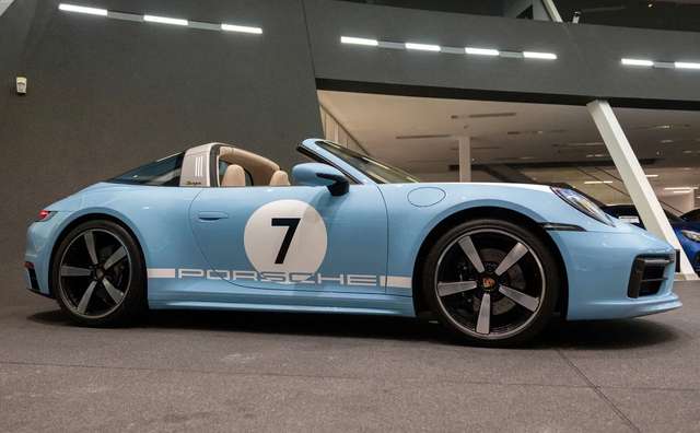 Porsche 992 Targa Heritage 240.000€ net, 1 of 3 in Gulf Blue
