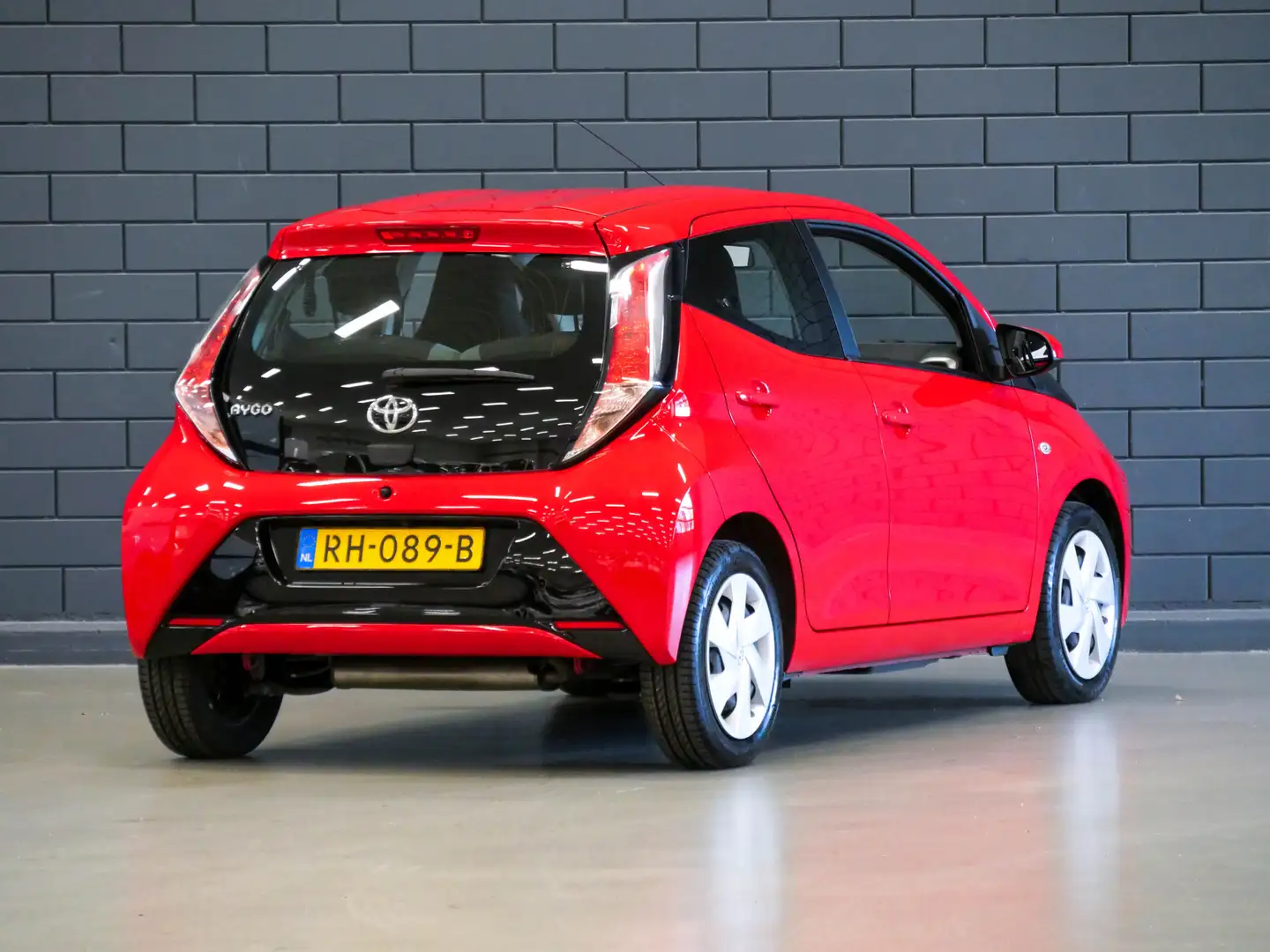 Toyota Aygo 1.0 VVT-i x-play | CAMERA | CRUISE CONTROL | Rot - 2