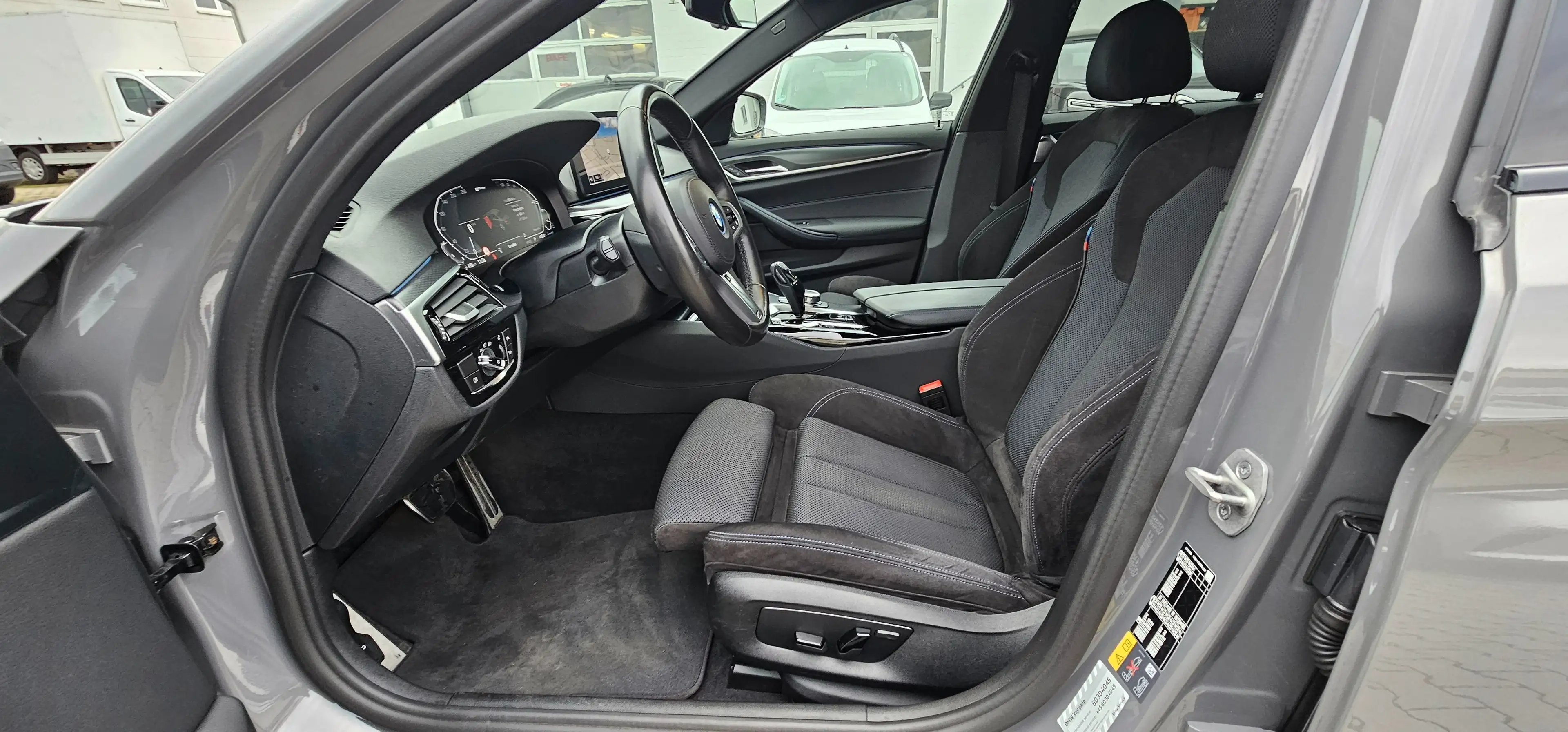 BMW 545 545 e xDrive M Sport — photo 12