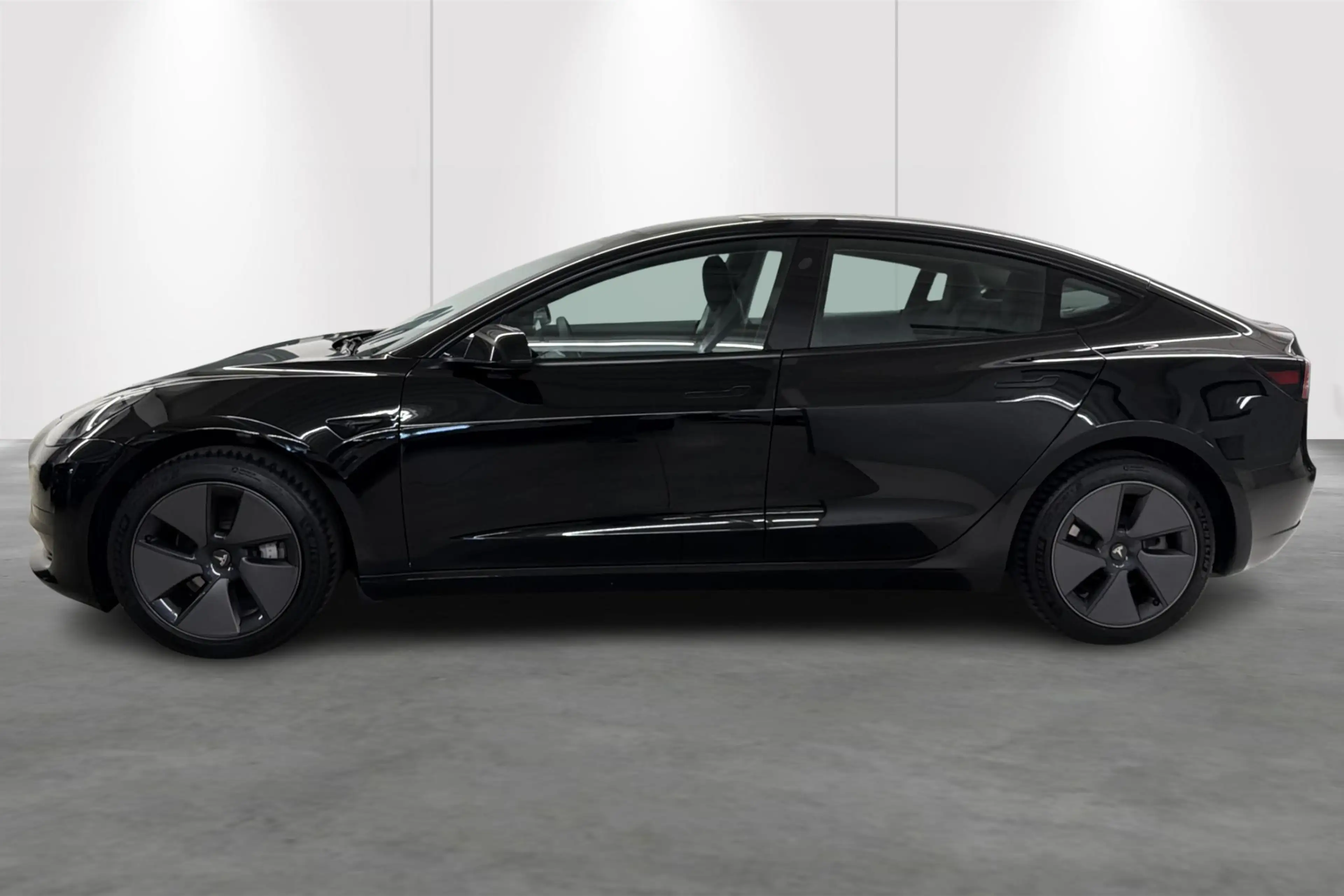 Tesla Model 3 Standard RWD Plus — photo 3