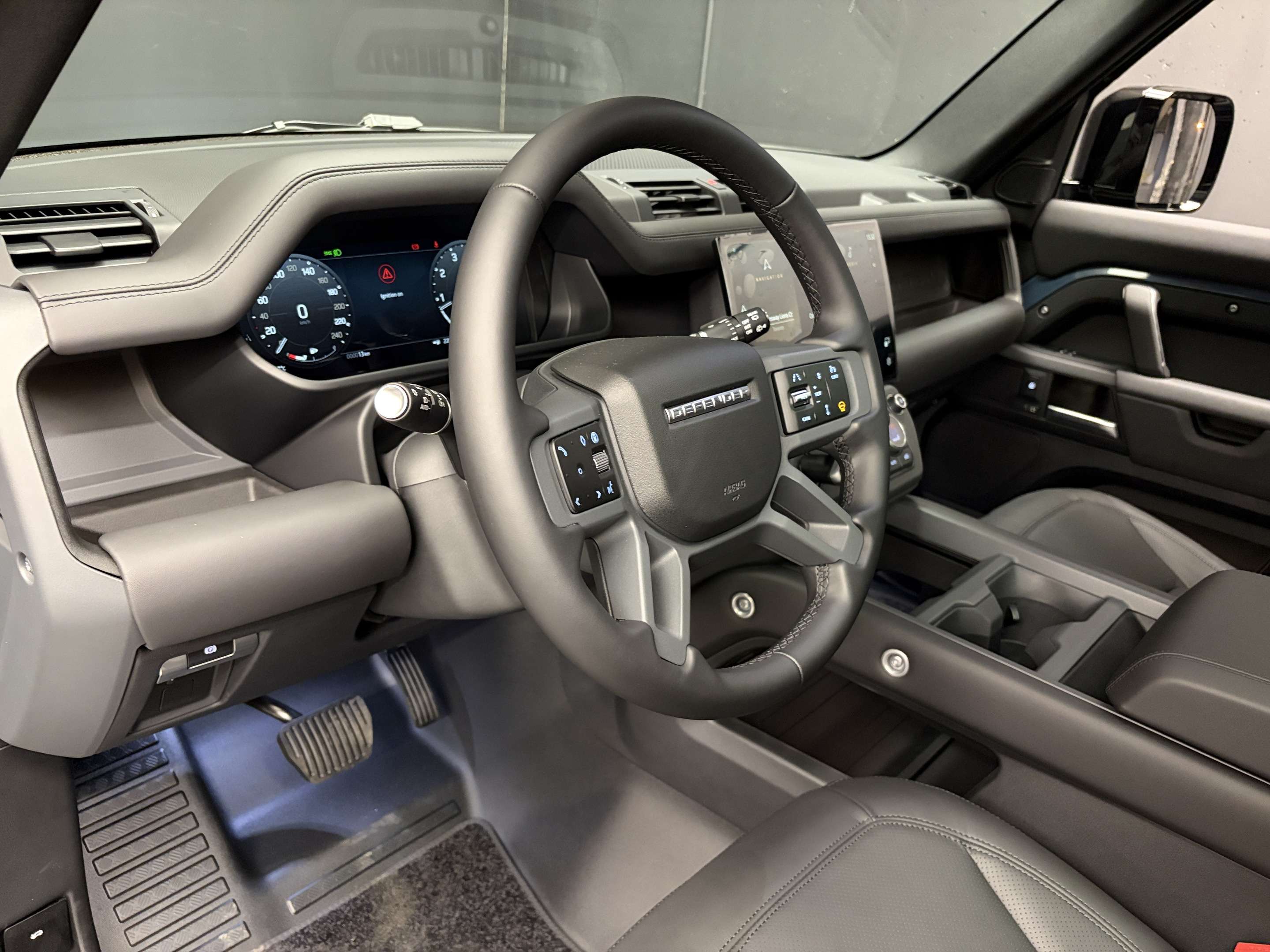 2026 Land Rover Defender X-Dynamic SE thumb 8