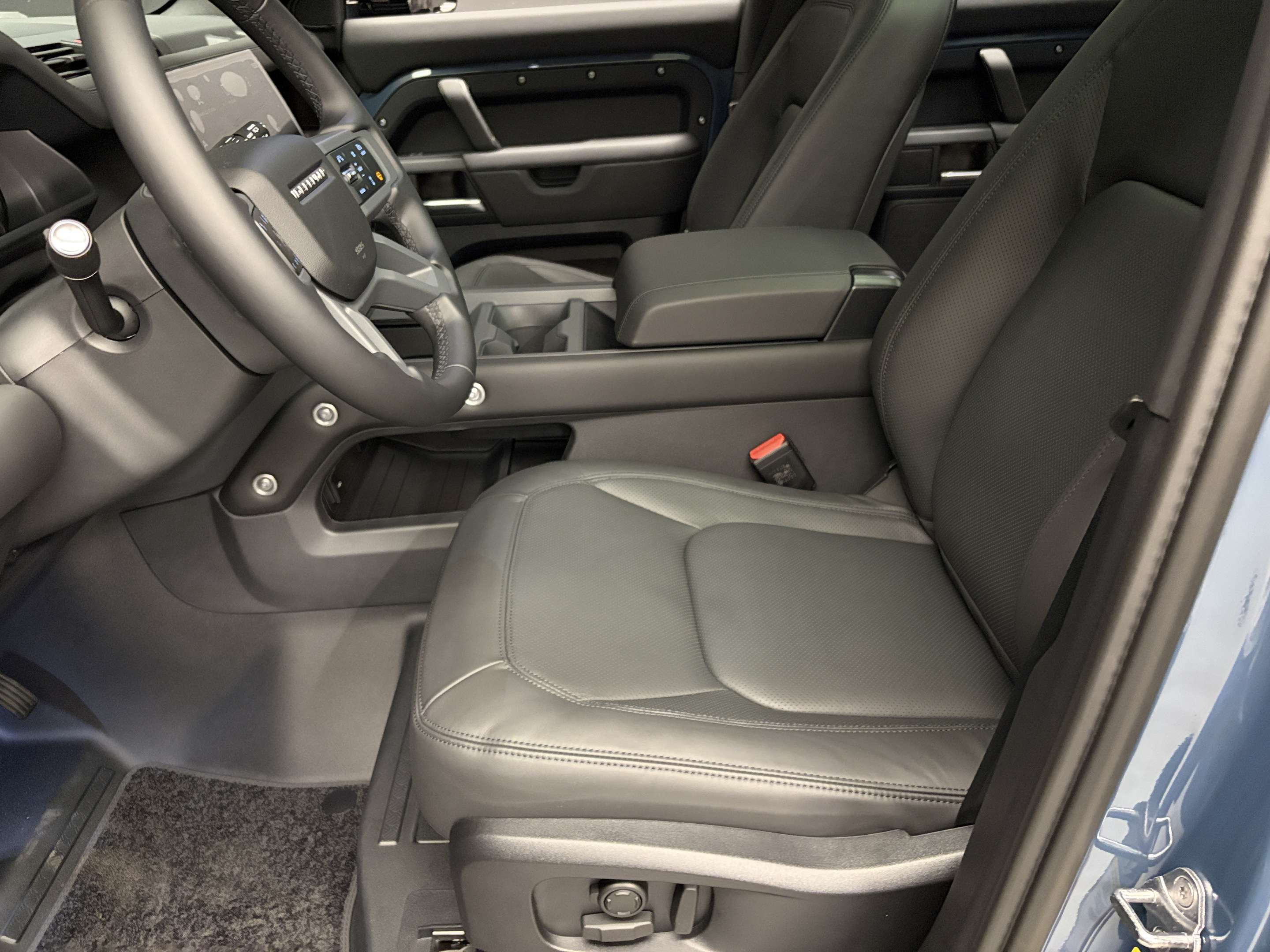 2026 Land Rover Defender X-Dynamic SE thumb 9