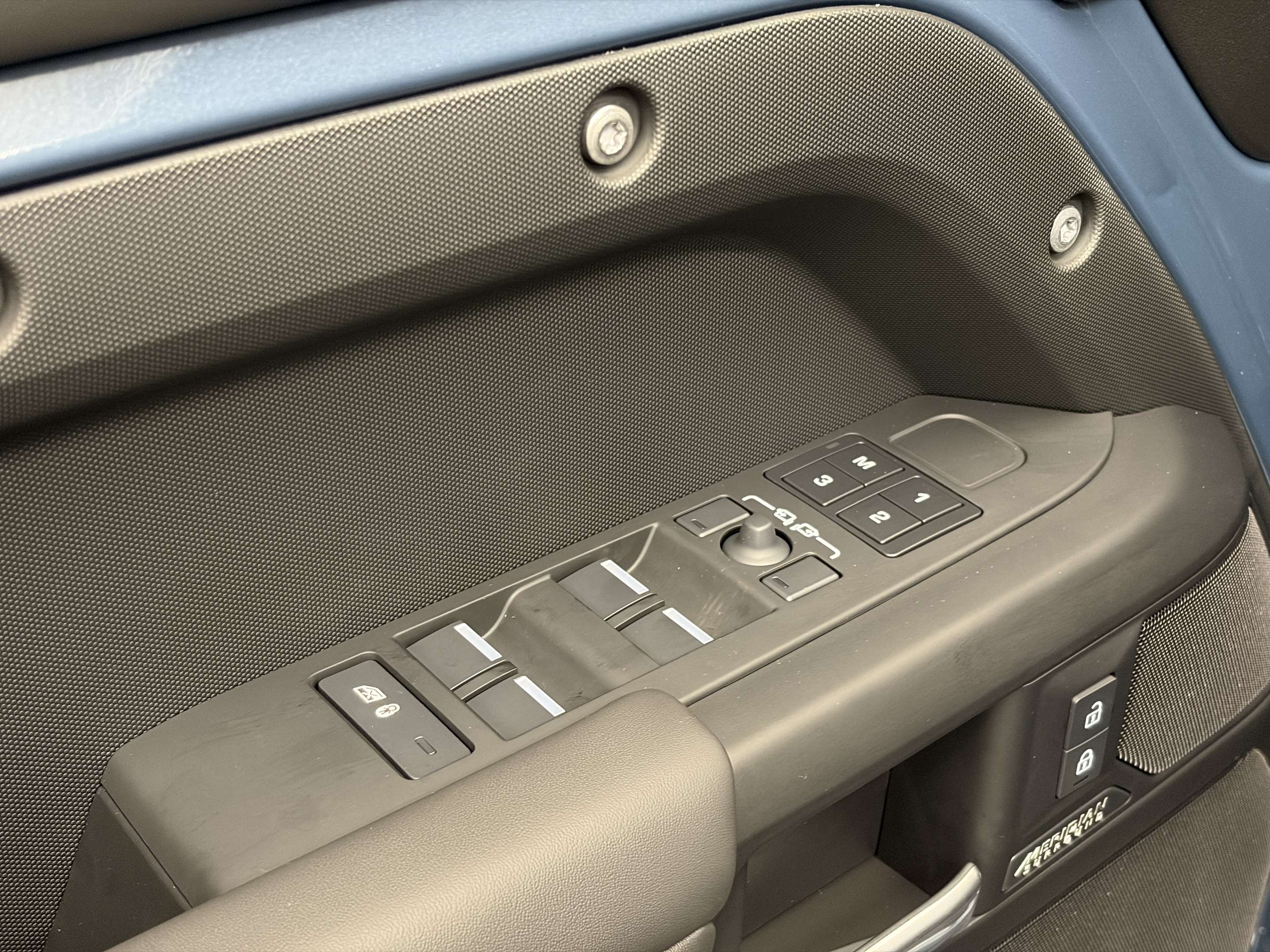 2026 Land Rover Defender X-Dynamic SE thumb 11