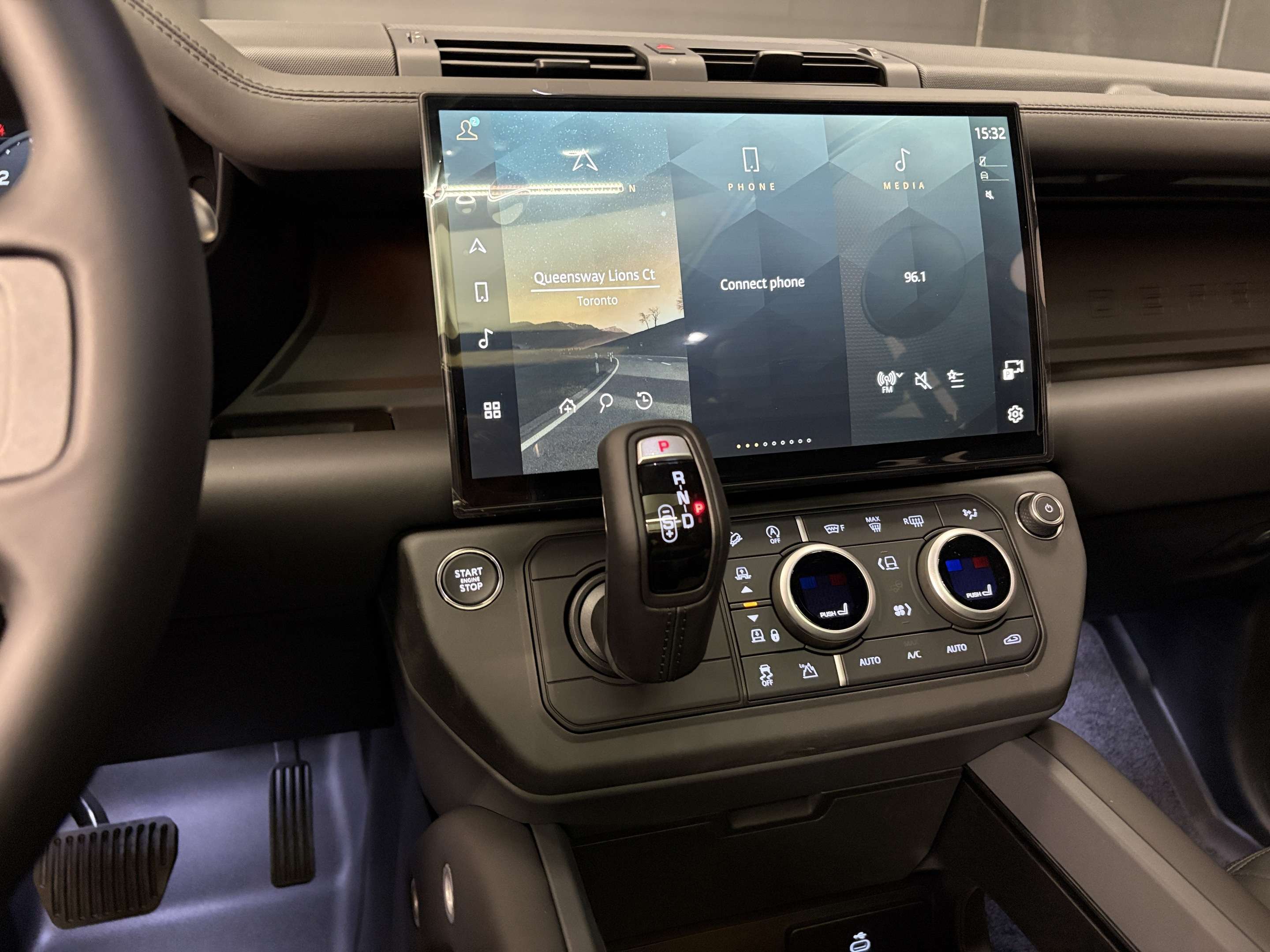 2026 Land Rover Defender X-Dynamic SE thumb 15