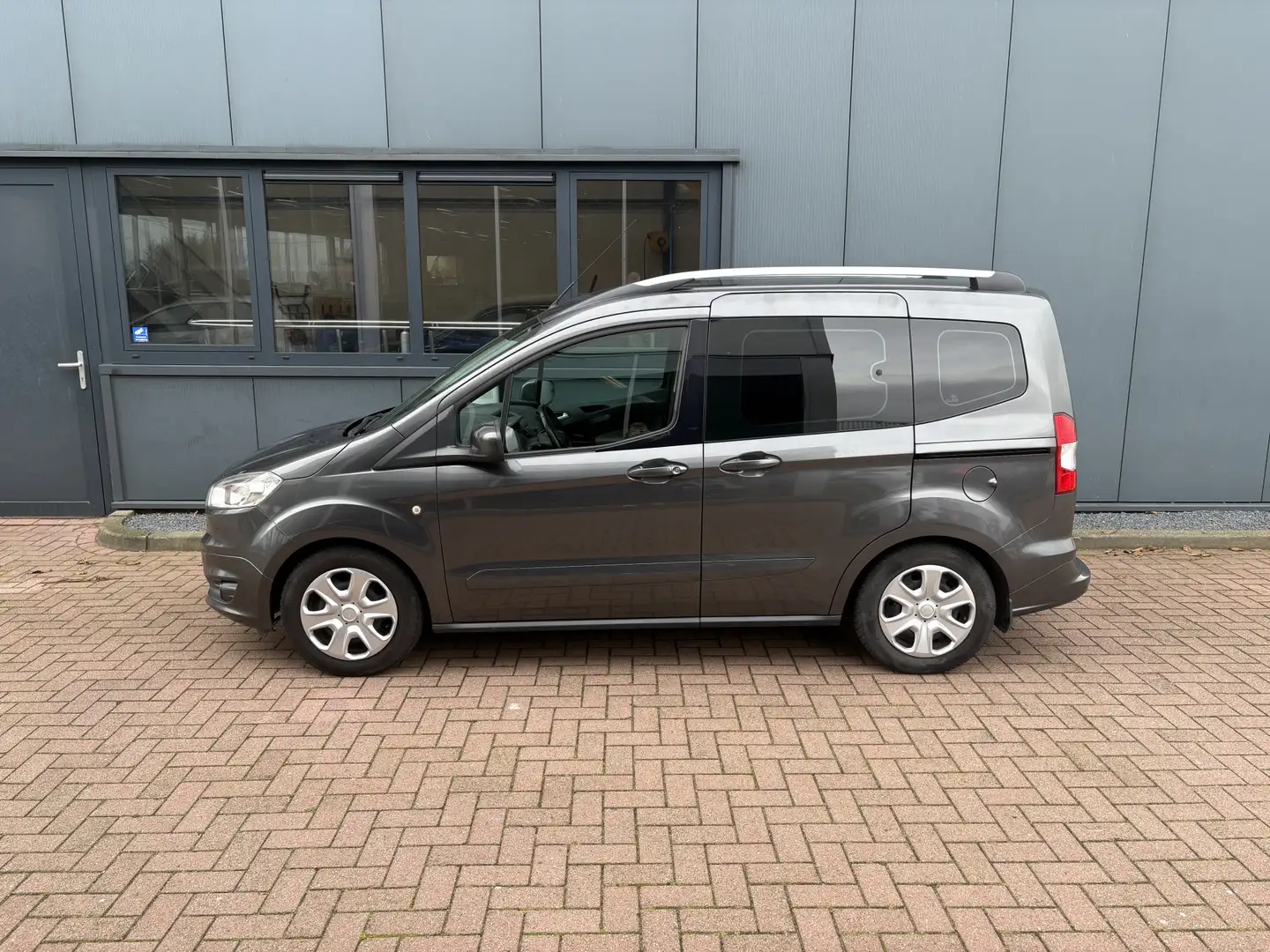 Ford Tourneo Courier 1.0 Ecoboost 100pk Titanium AIRCO/CRUISE/PDC/TREKH Gris - 2