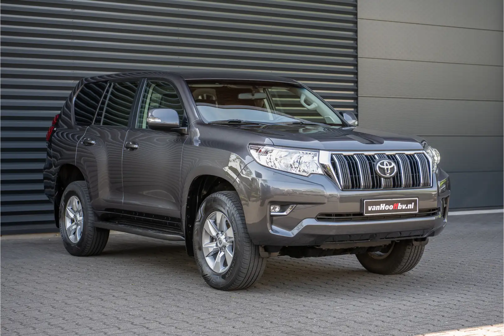 Toyota Land Cruiser 2.8 D-4D-F Grijs kenteken - Grijs metallic Grijs - 2