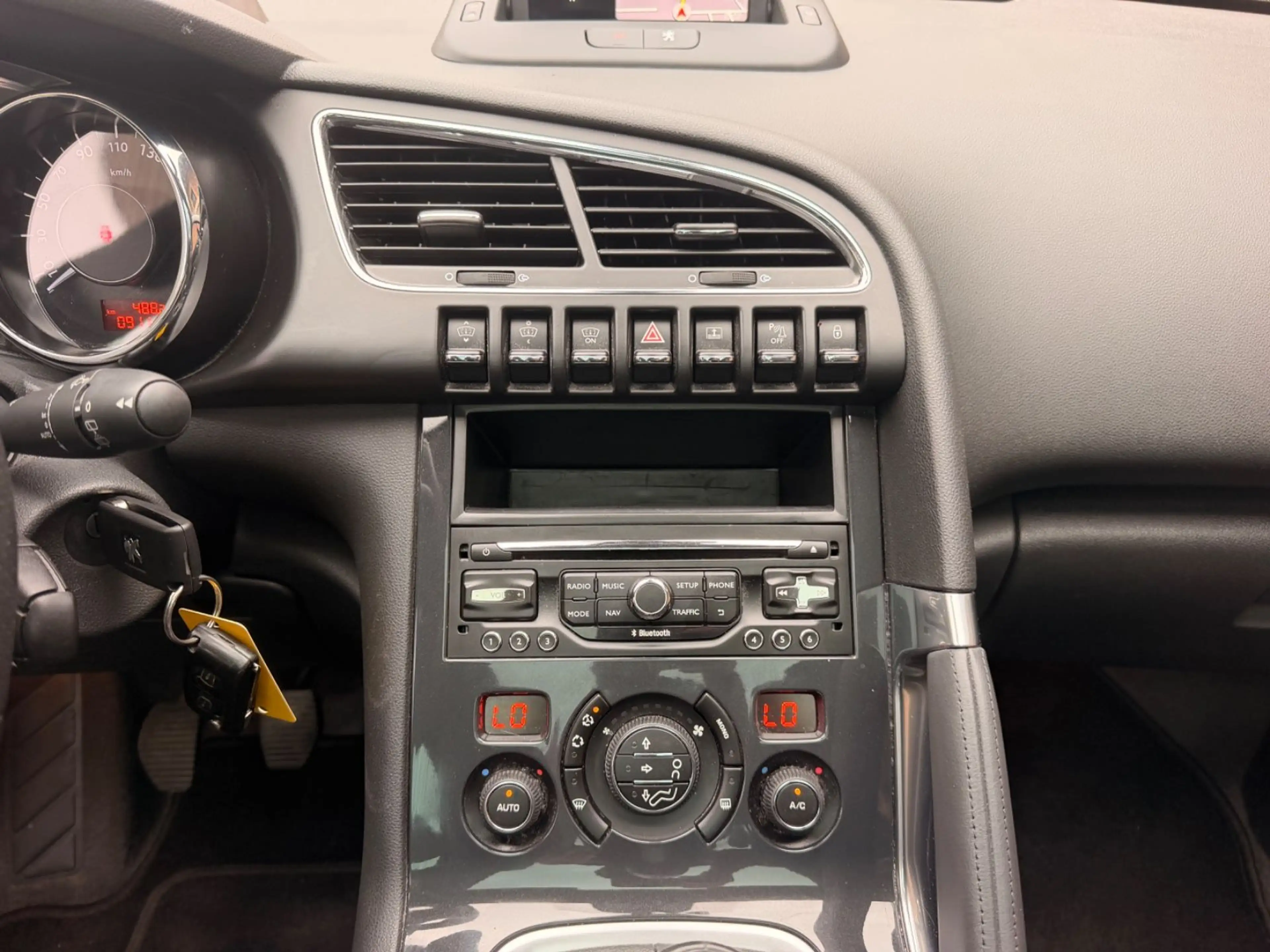 Peugeot 3008 Allure 1.6 16V Turbo Navi / Pano / Xenon — photo 13