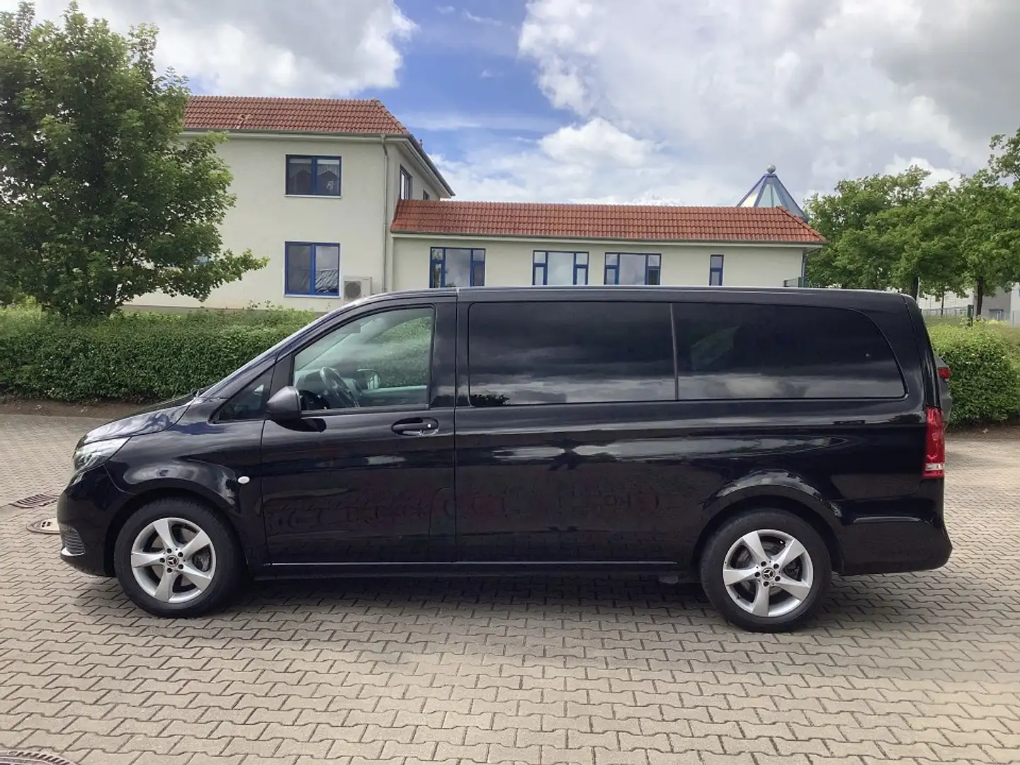Mercedes-Benz Vito Tourer 119 CDI Edition lang- Liegepaket AHK Schwarz - 1