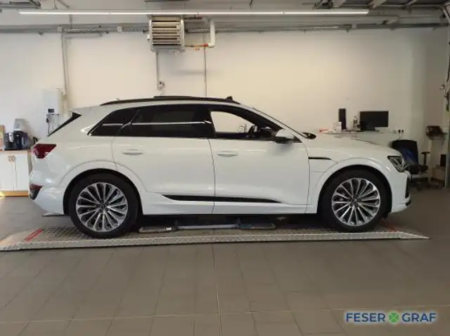 Audi Q8 E-Tron view 5