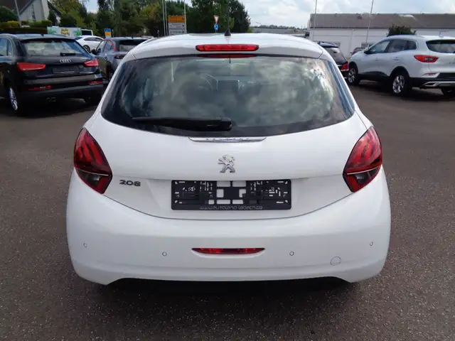 Peugeot 208 view 5